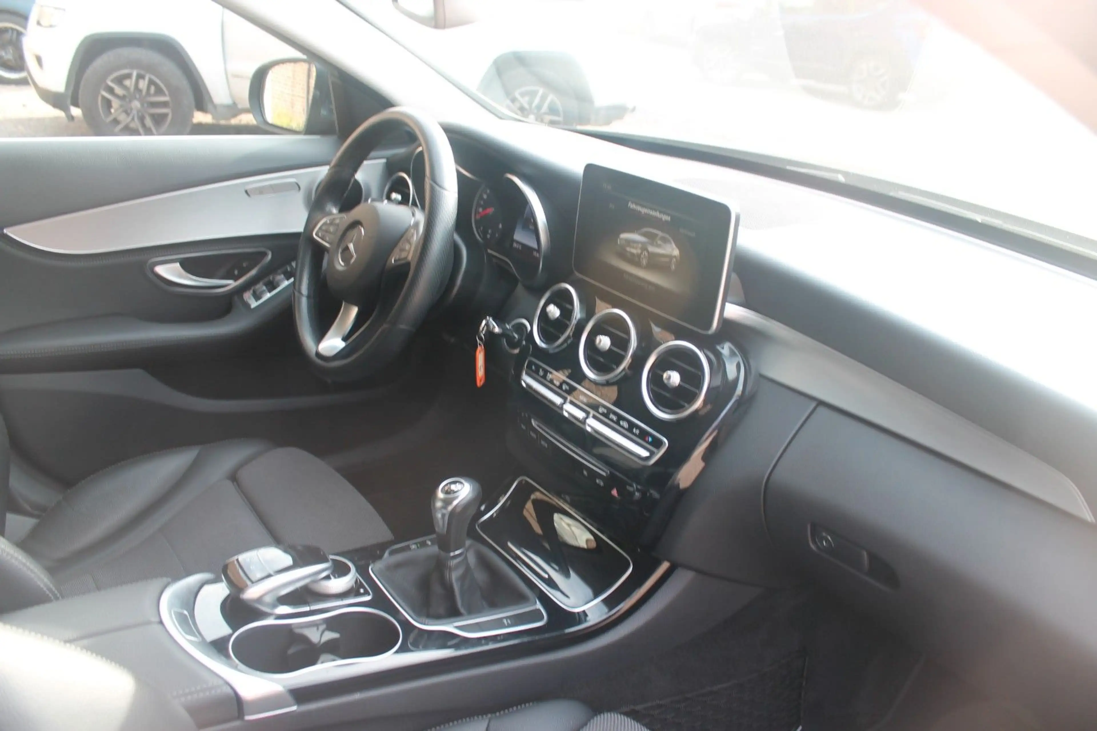 Mercedes-Benz C 180 Avantgarde*LED*20"+tiefer*Comand*Carplay — photo 13