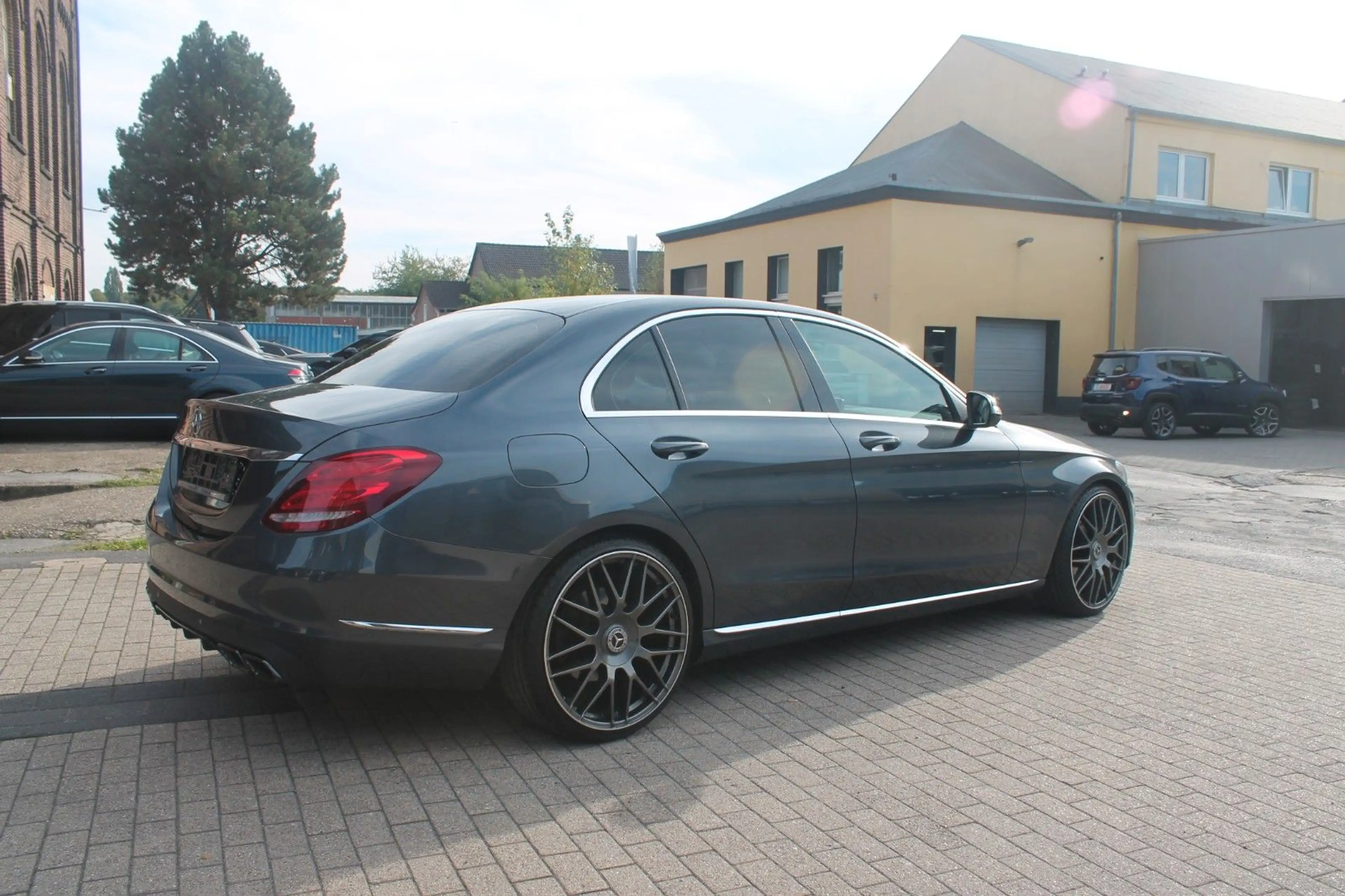 Mercedes-Benz C 180 Avantgarde*LED*20"+tiefer*Comand*Carplay — photo 7