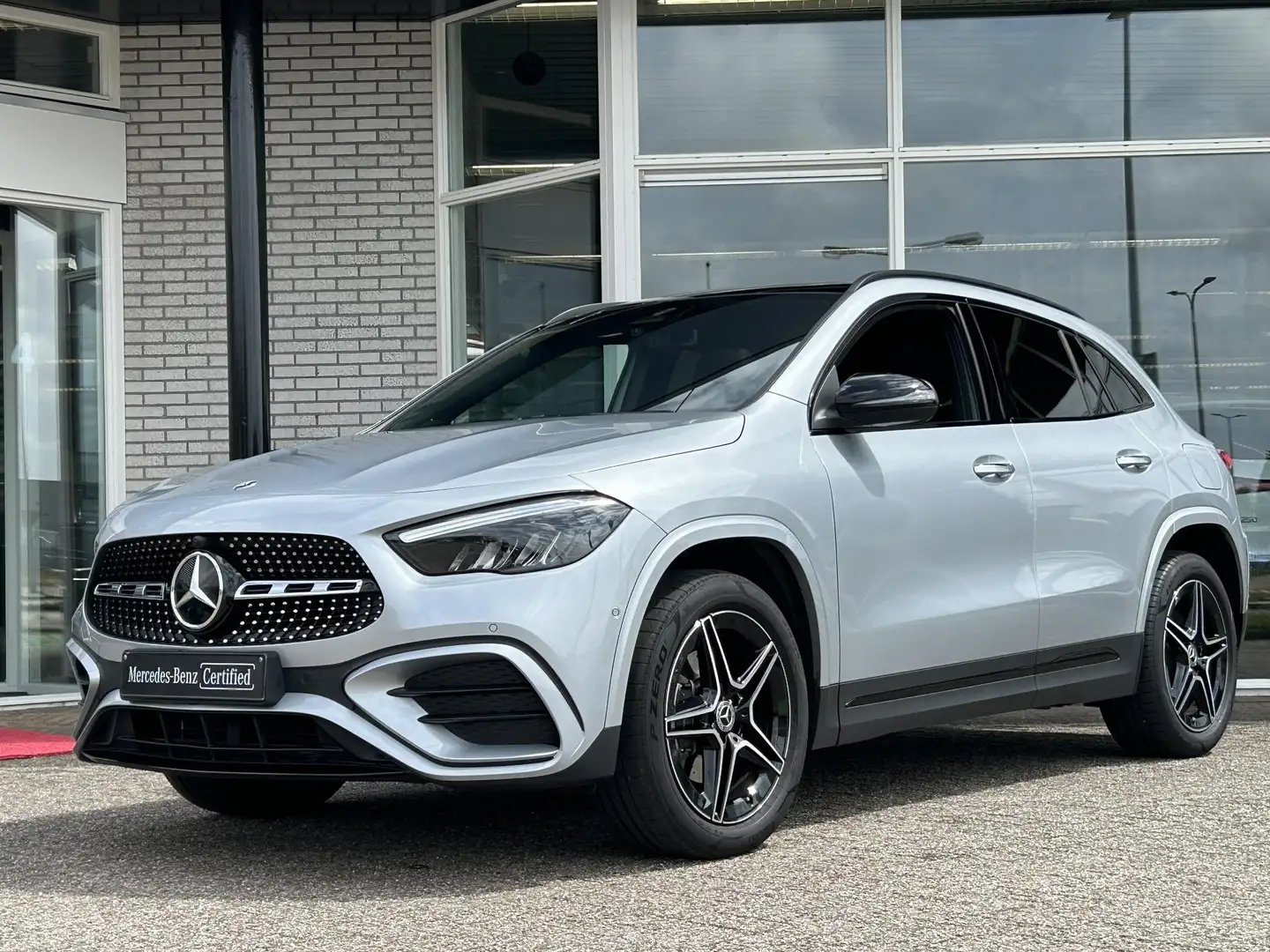 Mercedes-Benz GLA 250 e AMG | Panoramadak | Night Pakket Grijs - 2