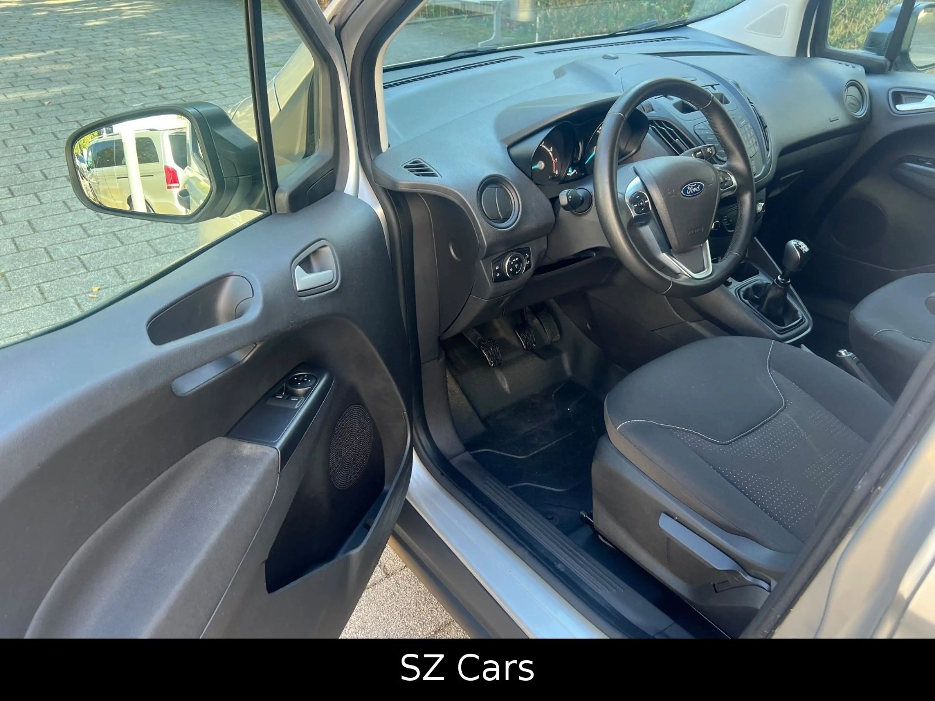 Ford Transit Courier — photo 15