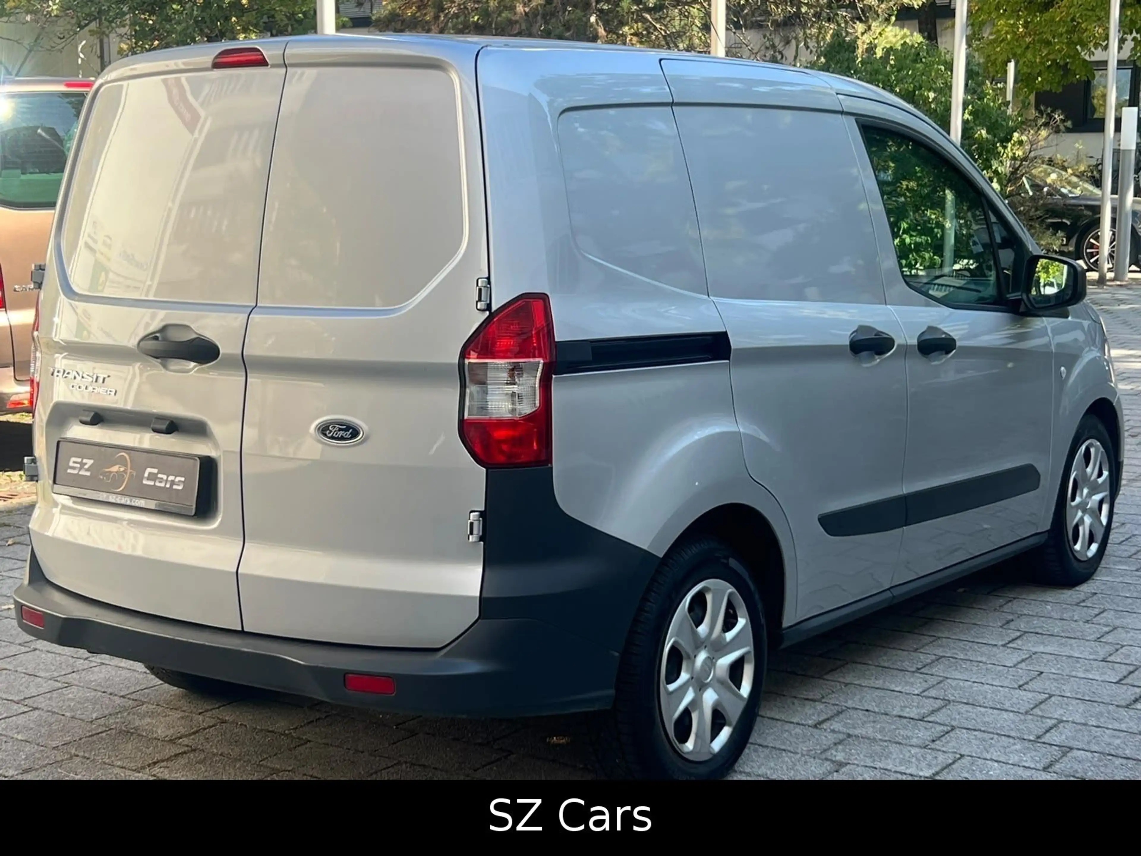 Ford Transit Courier — photo 6
