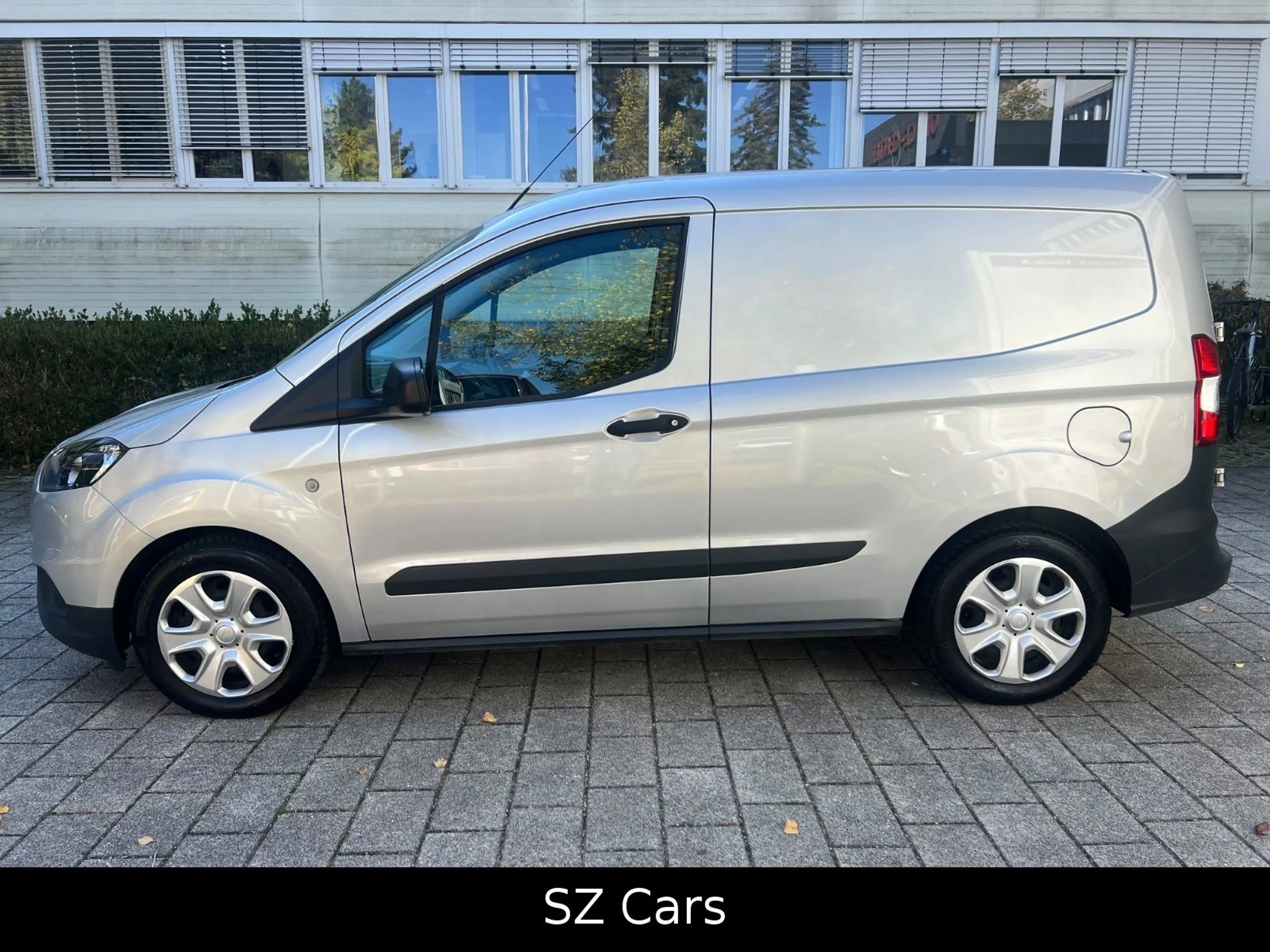 Ford Transit Courier — photo 9