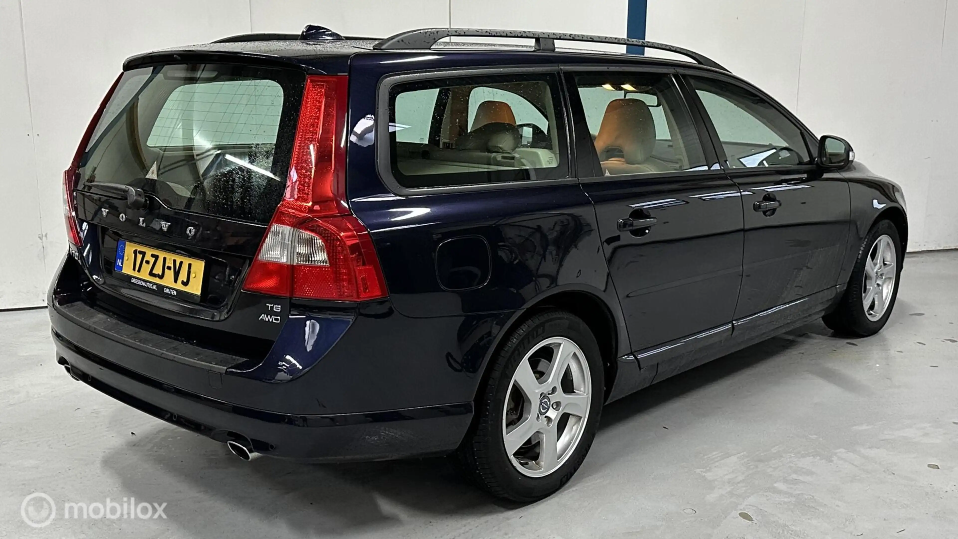 Volvo V70 3.0 T6 AWD Momentum NL AUTO / LEER — photo 2
