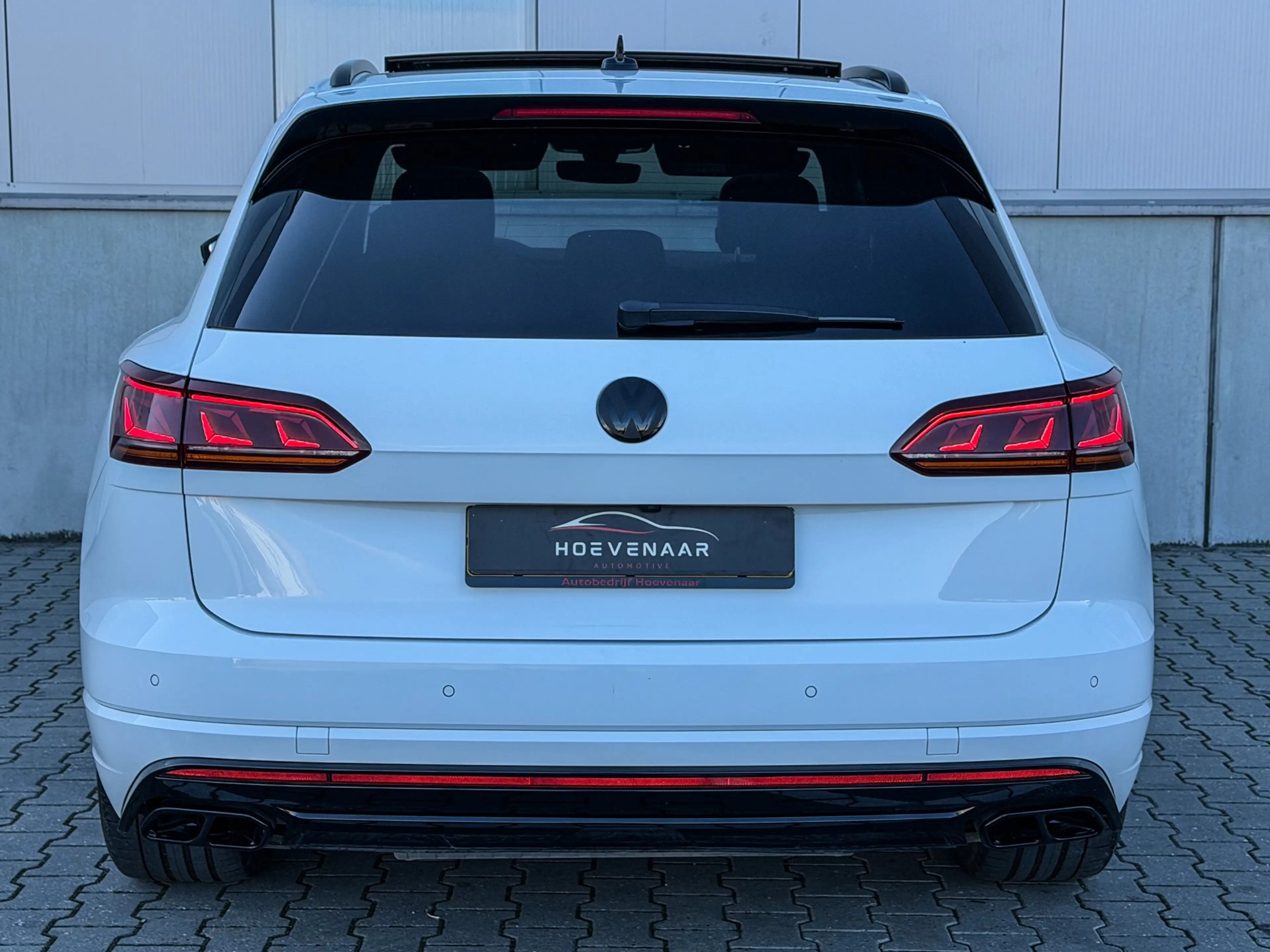 Volkswagen Touareg 3.0 TSi eHybrid R 462Pk Puglia Black Dyn Pano 21In — photo 5
