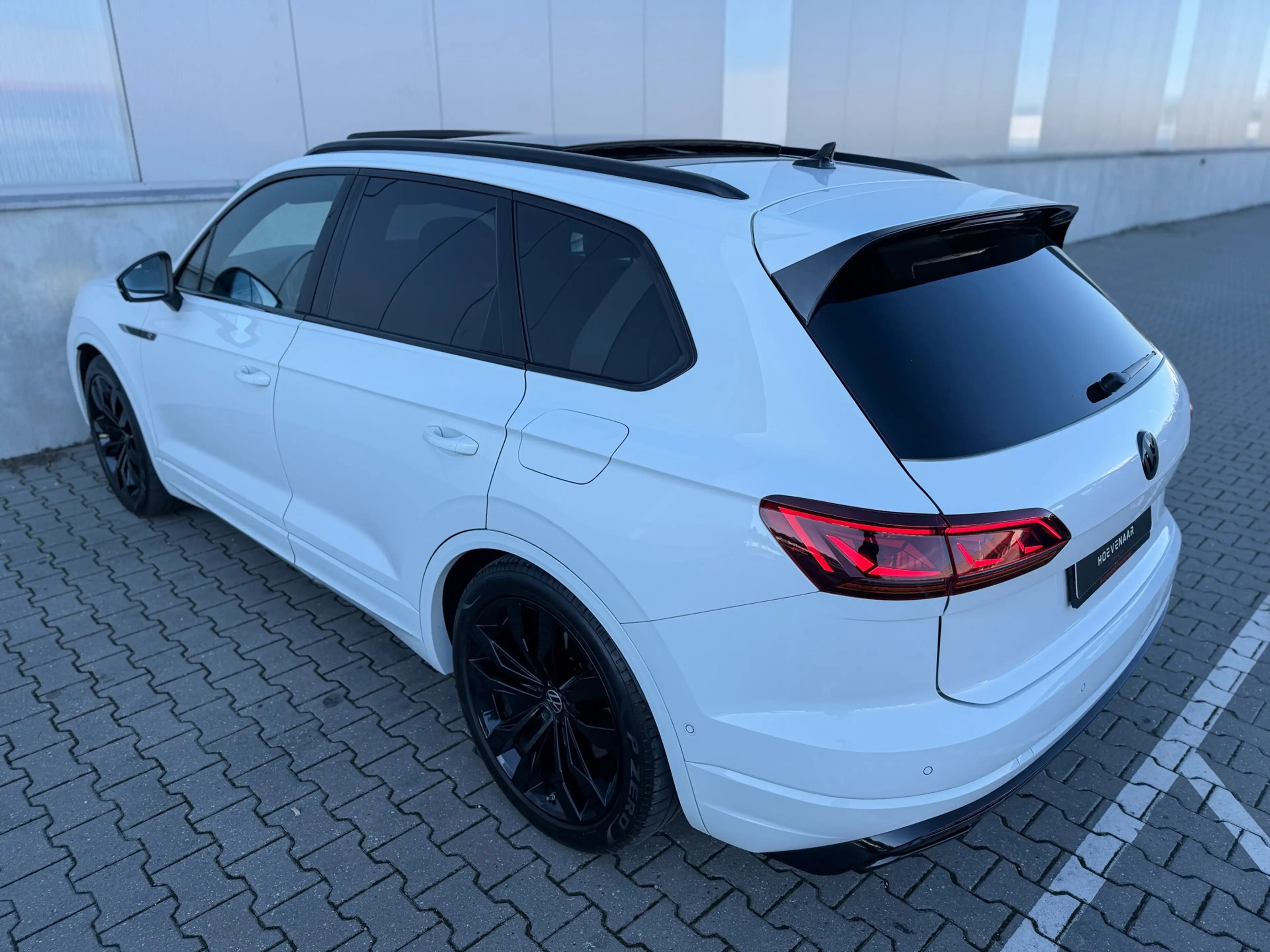 Volkswagen Touareg 3.0 TSi eHybrid R 462Pk Puglia Black Dyn Pano 21In — photo 6