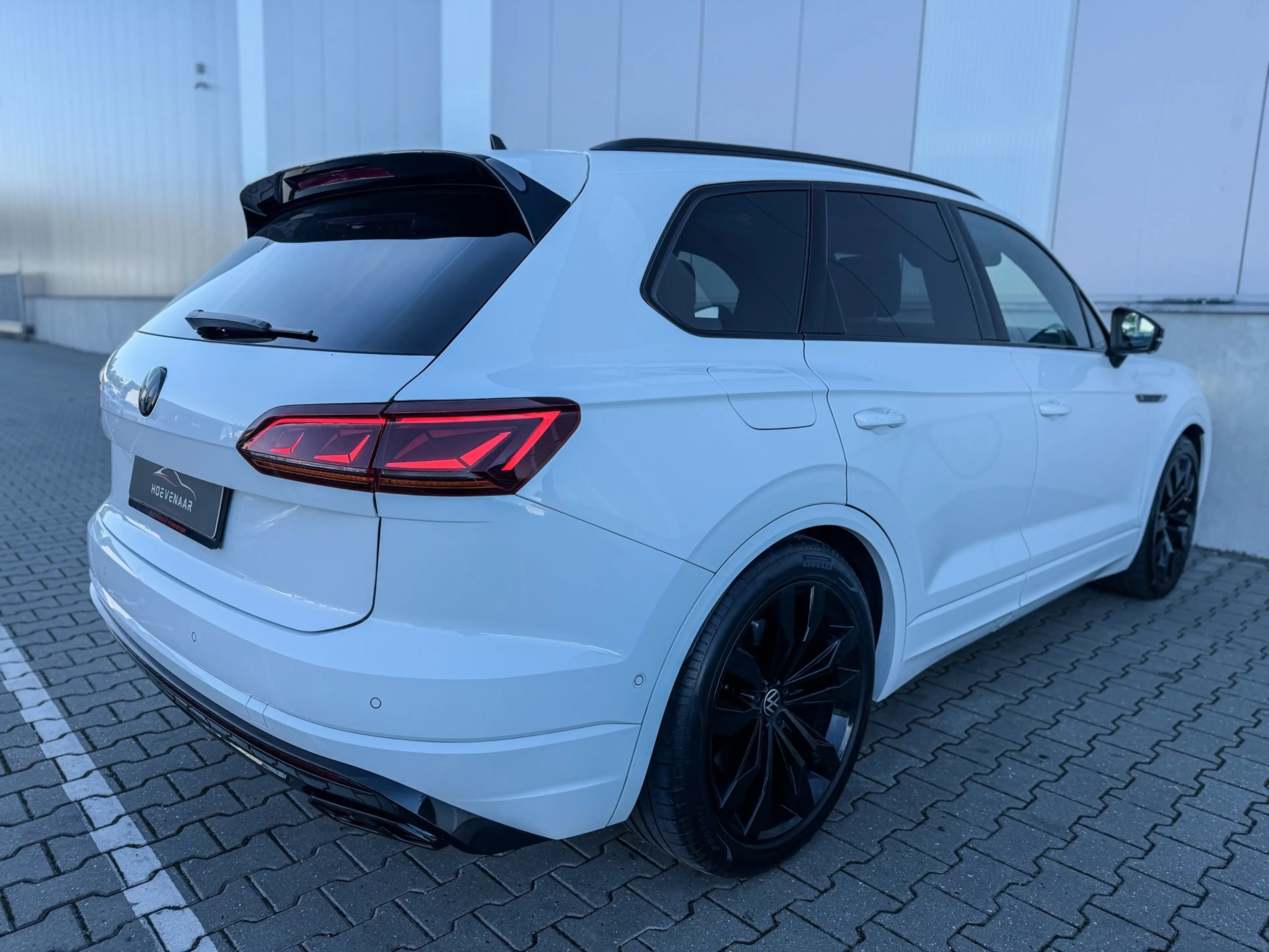 Volkswagen Touareg 3.0 TSi eHybrid R 462Pk Puglia Black Dyn Pano 21In — photo 7