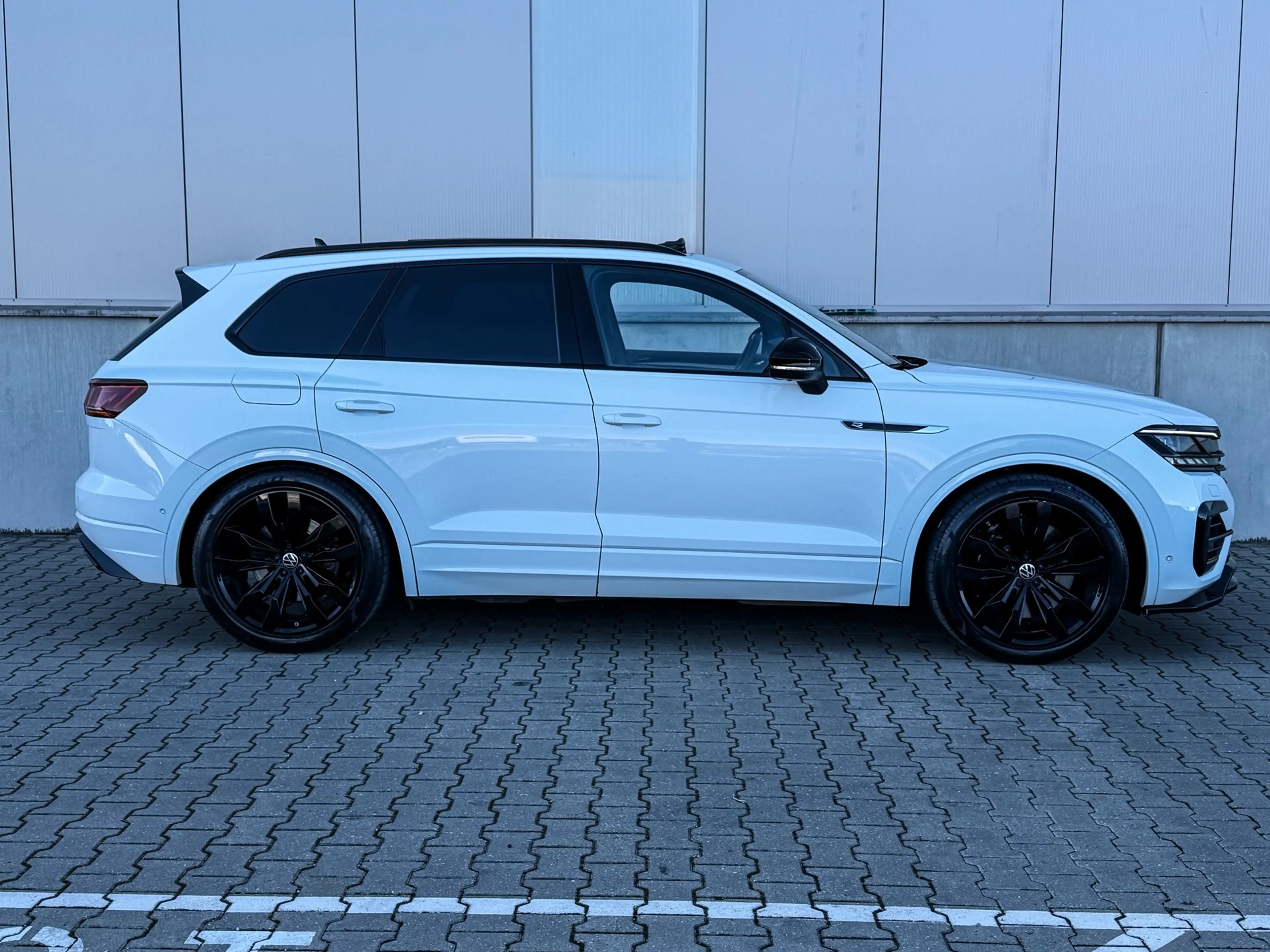 Volkswagen Touareg 3.0 TSi eHybrid R 462Pk Puglia Black Dyn Pano 21In — photo 4