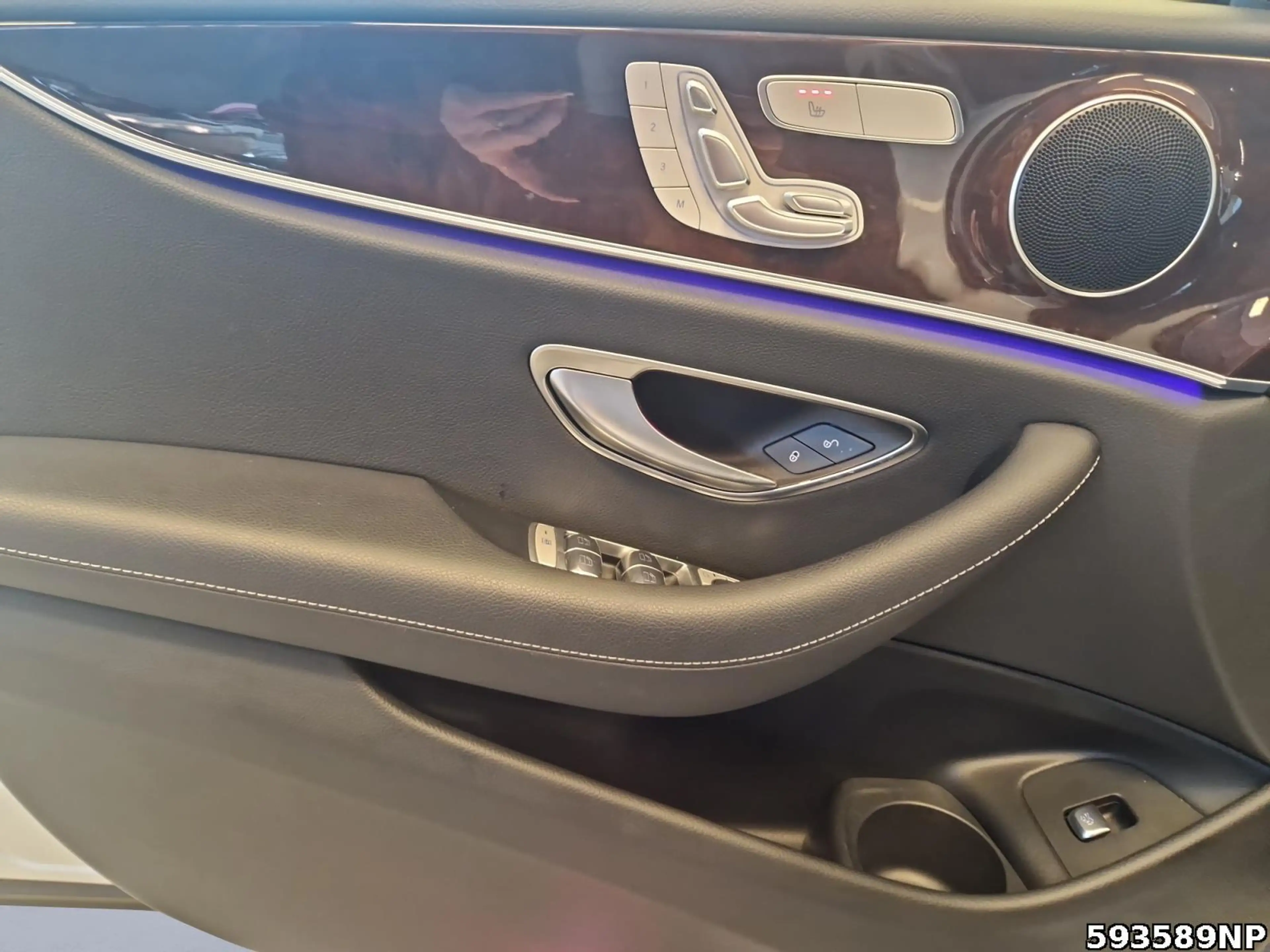 Mercedes-Benz E 450 4M Avantgarde 360° Distronic LED Ambiente — photo 13