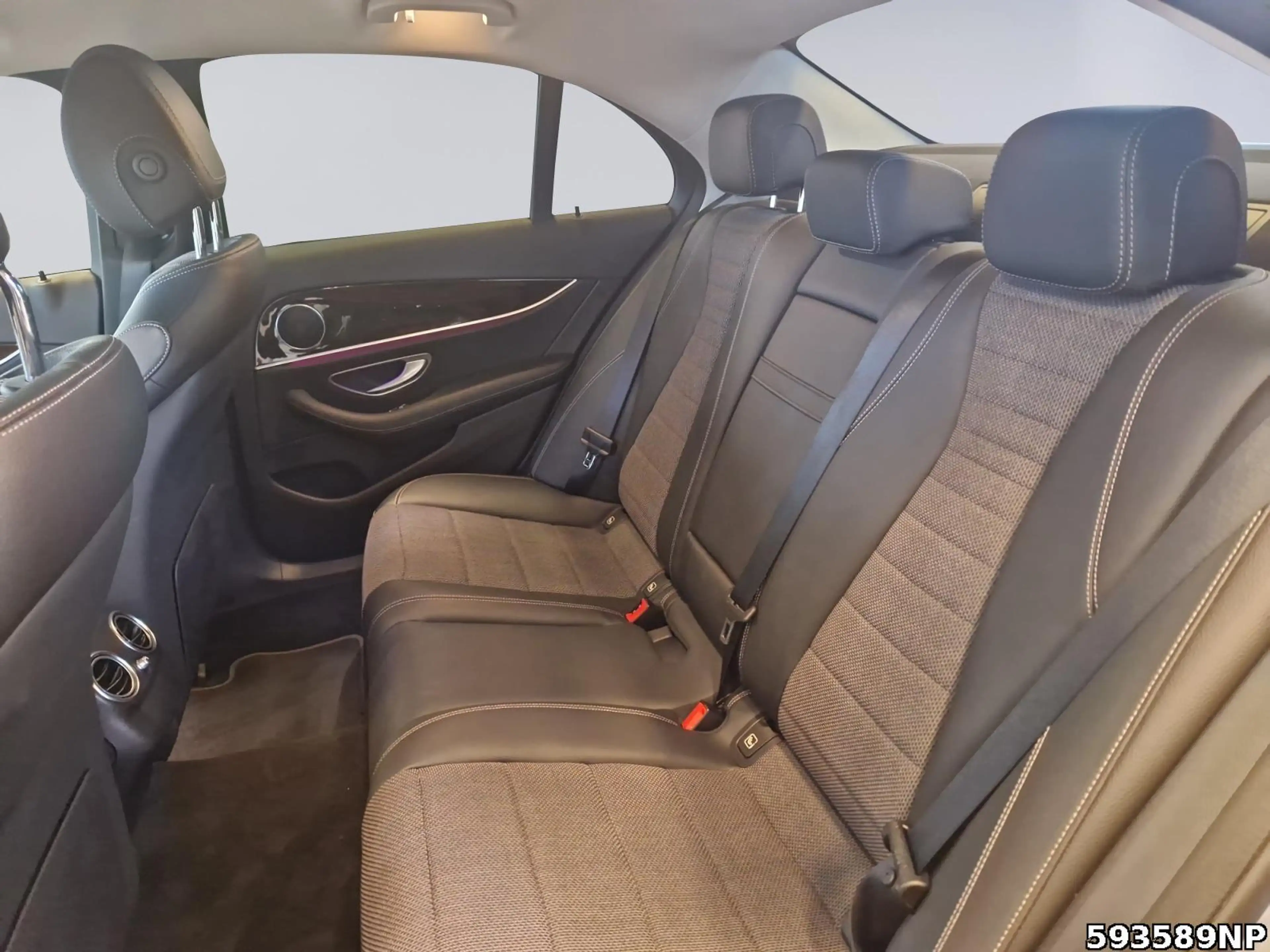 Mercedes-Benz E 450 4M Avantgarde 360° Distronic LED Ambiente — photo 11