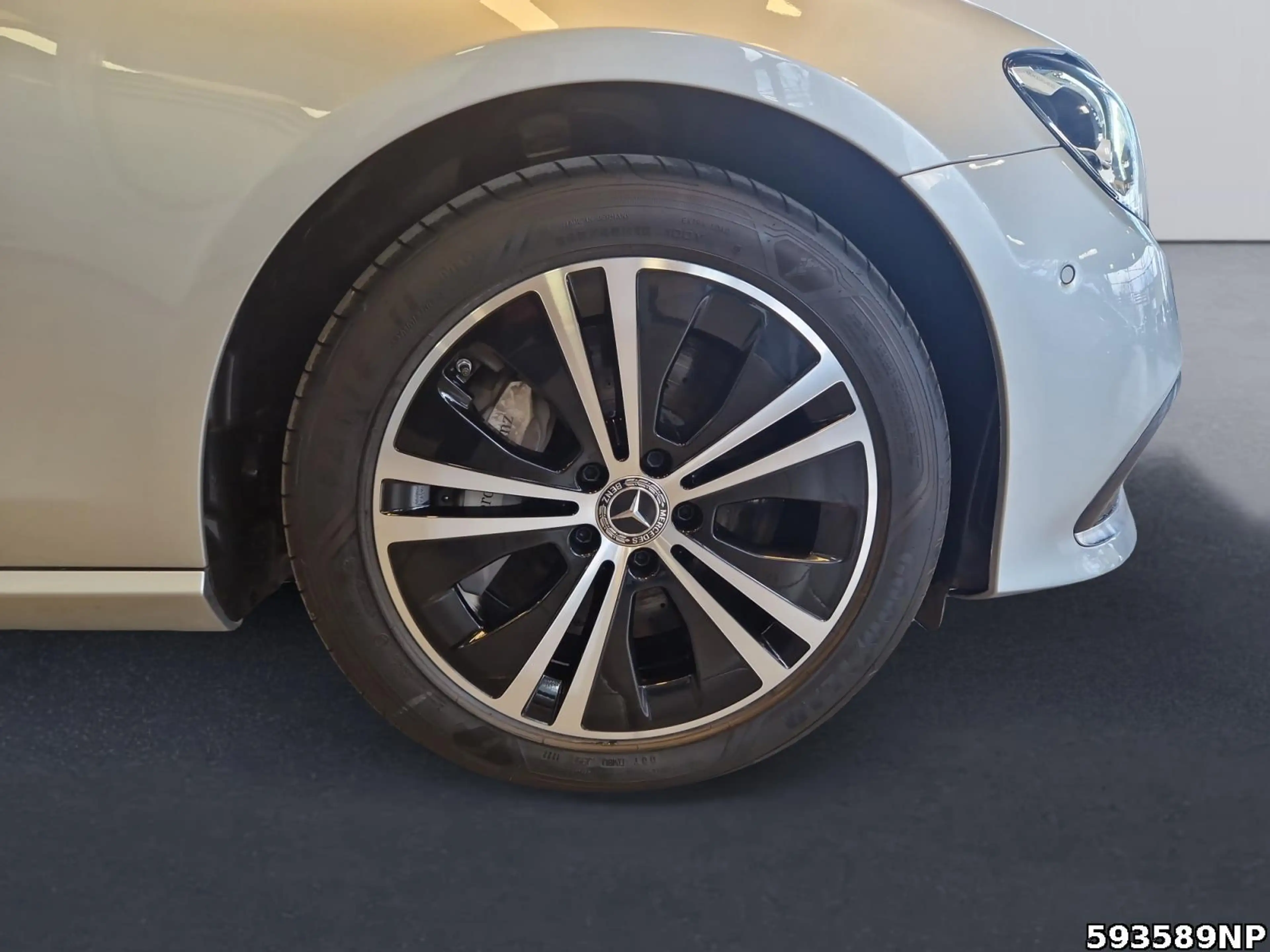 Mercedes-Benz E 450 4M Avantgarde 360° Distronic LED Ambiente — photo 5