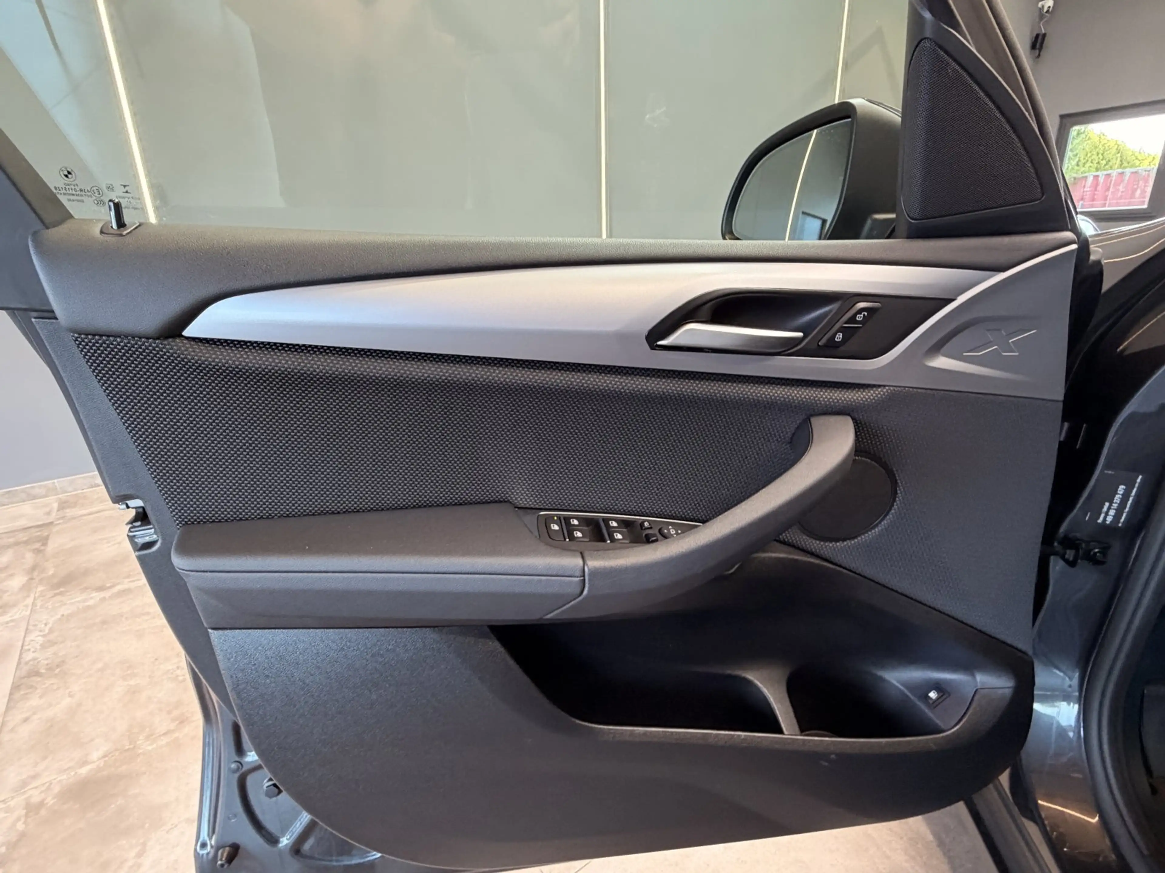 BMW X3 xDrive30e Advantage — photo 11