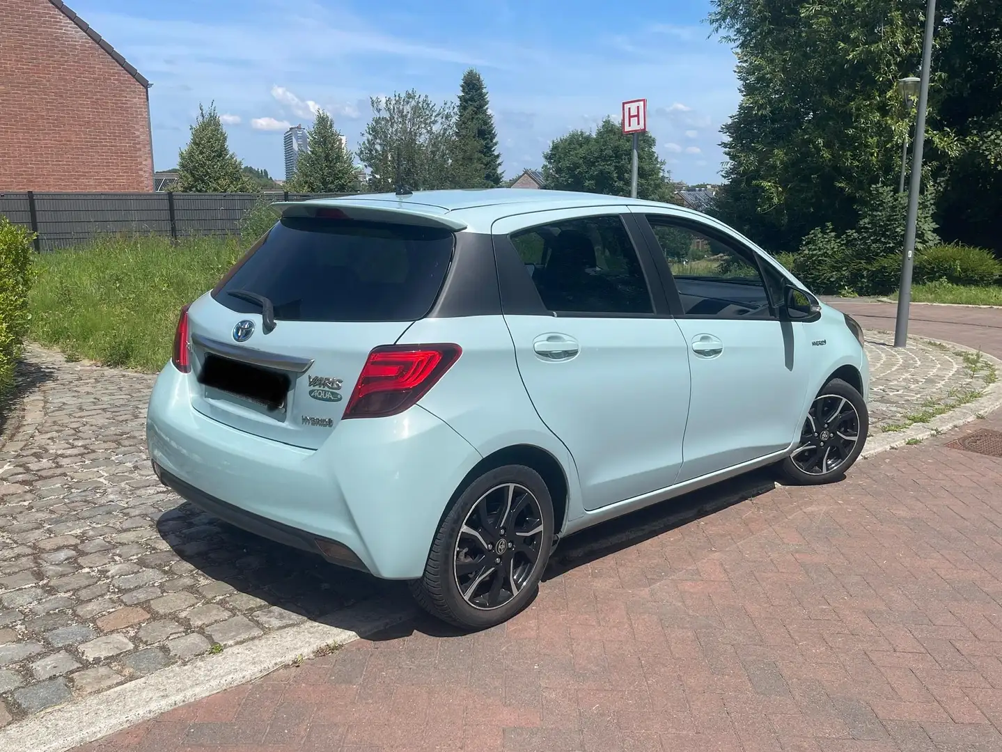 Toyota Yaris hybrid limited edition ( AQUA 48/50 ) - 1