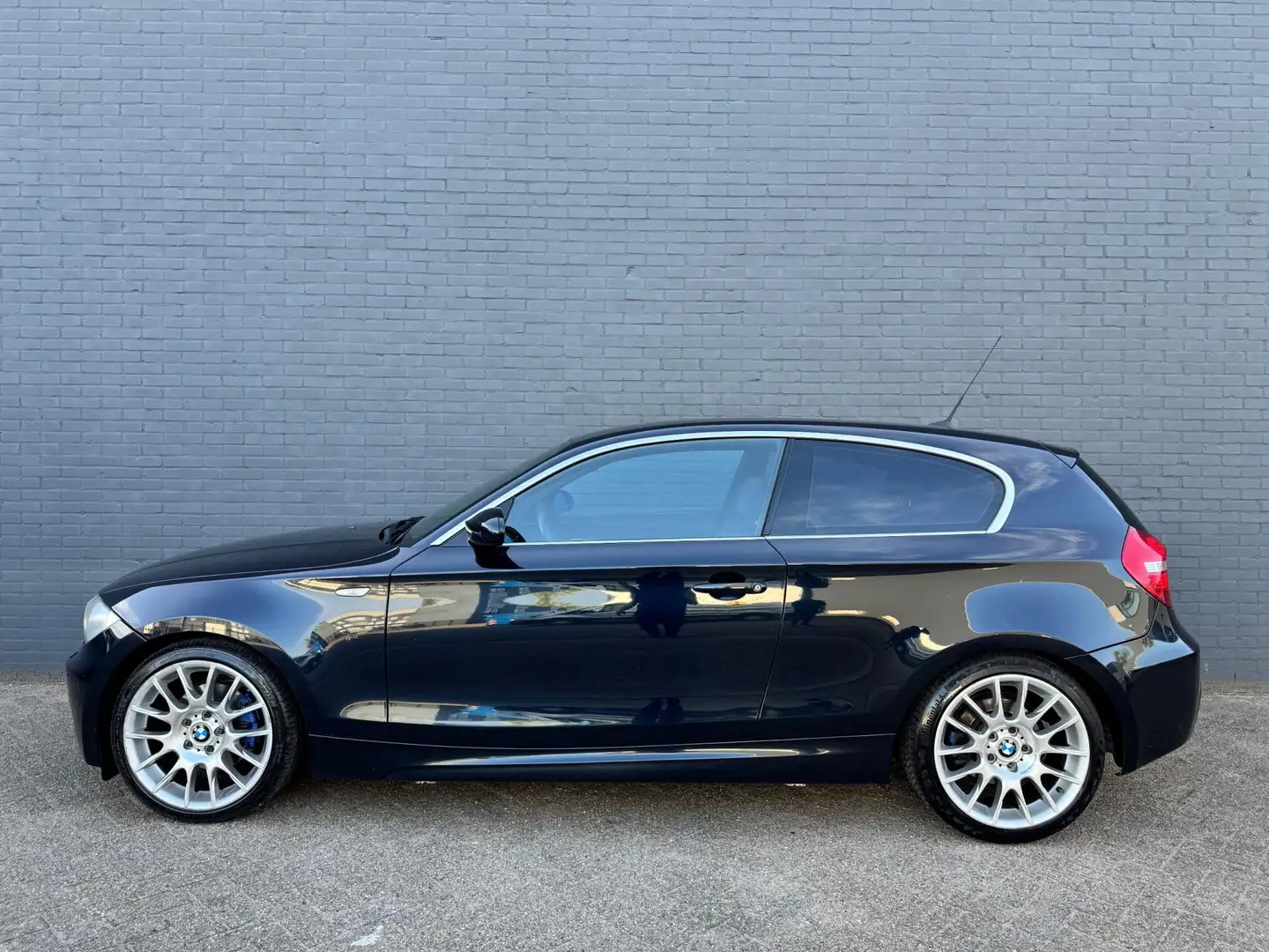 BMW 120 1-serie 120i|M-PAKKET|NAVI|PSENSOR|GROOTSCHERM|6BA Zwart - 2