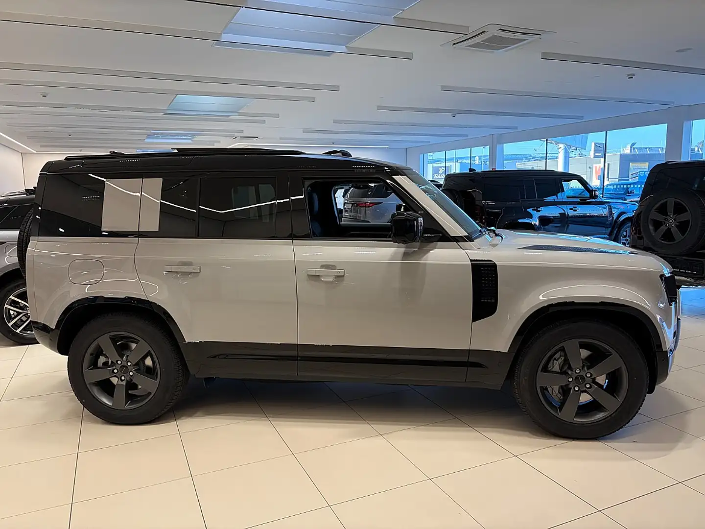 Land Rover Defender 110 MY26 P300e PHEV AWD X-Dynamic SE Aut. Grigio - 2