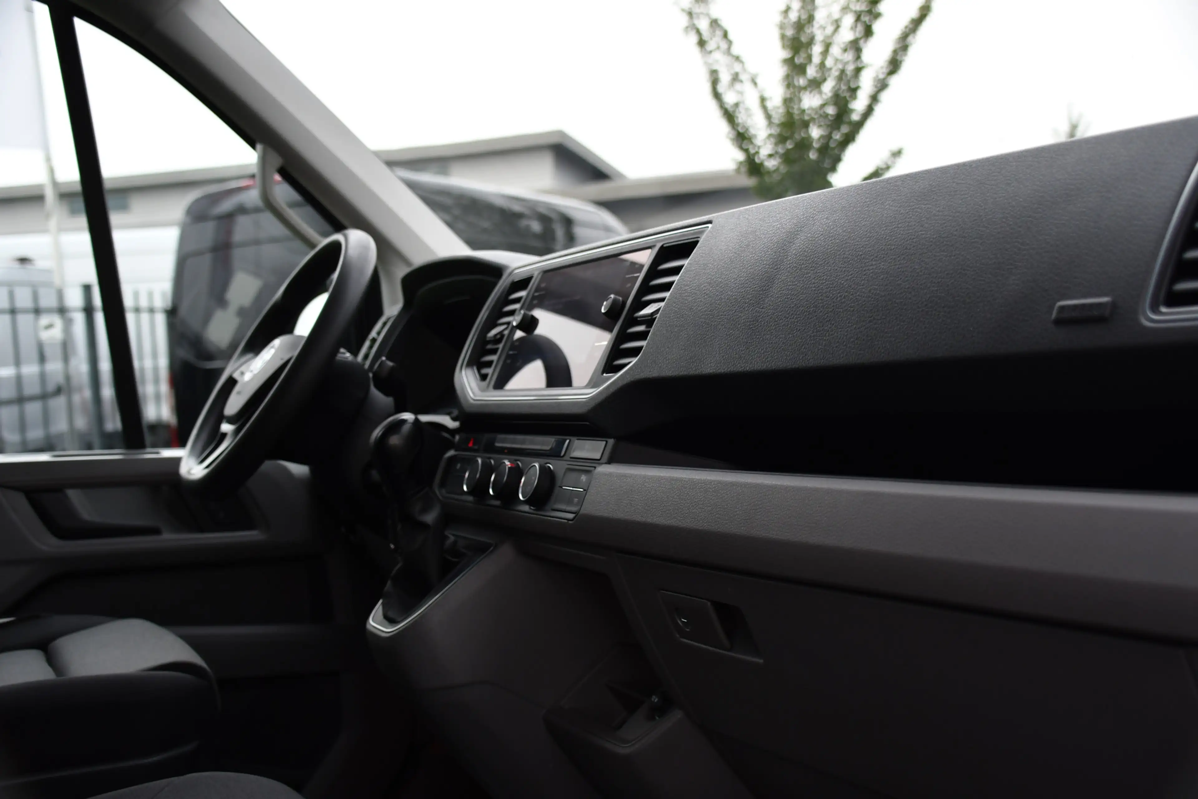 Volkswagen Crafter 35 2.0 TDI L3H3 Highline Cruise, Carplay, LED, Aut — photo 17