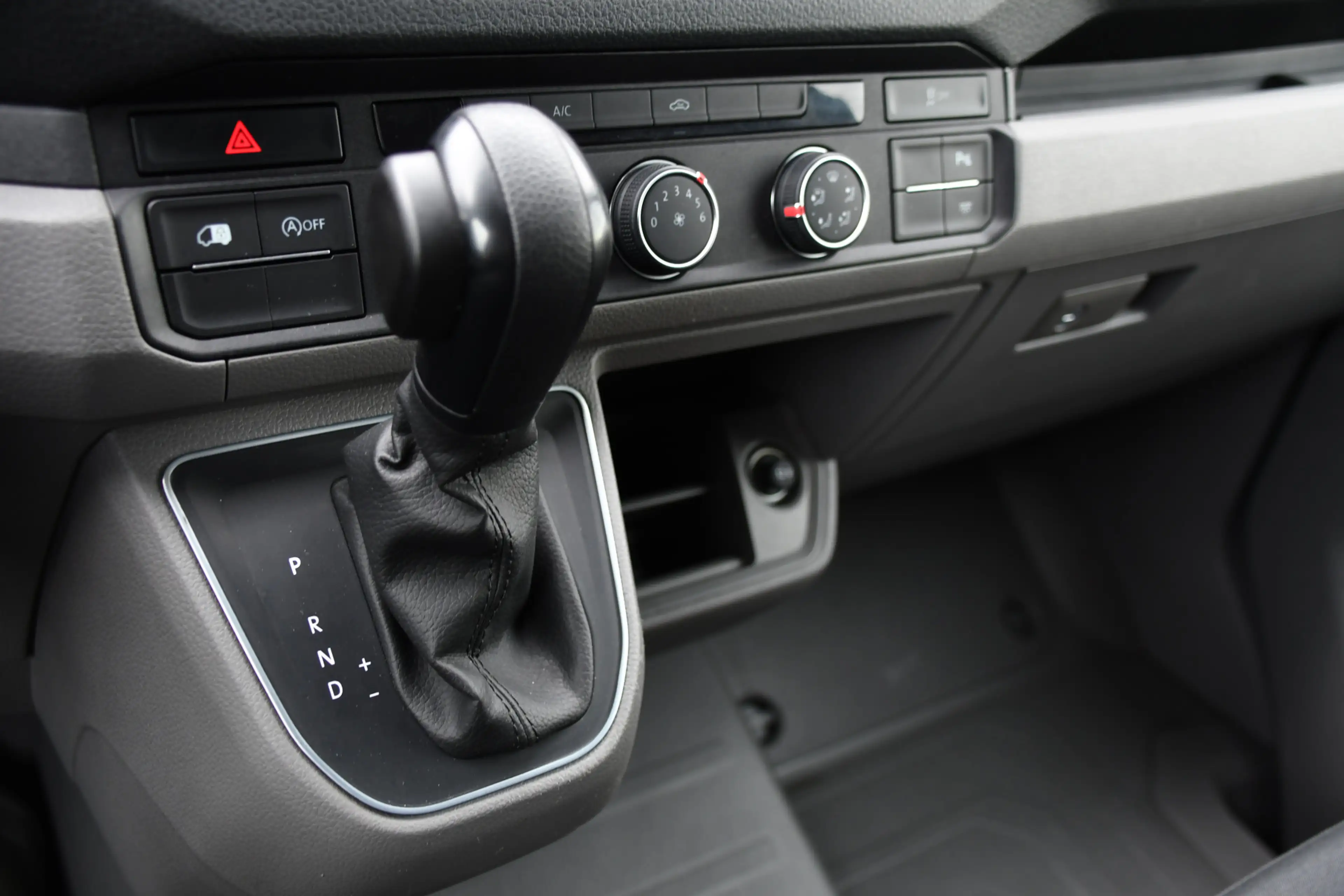 Volkswagen Crafter 35 2.0 TDI L3H3 Highline Cruise, Carplay, LED, Aut — photo 26