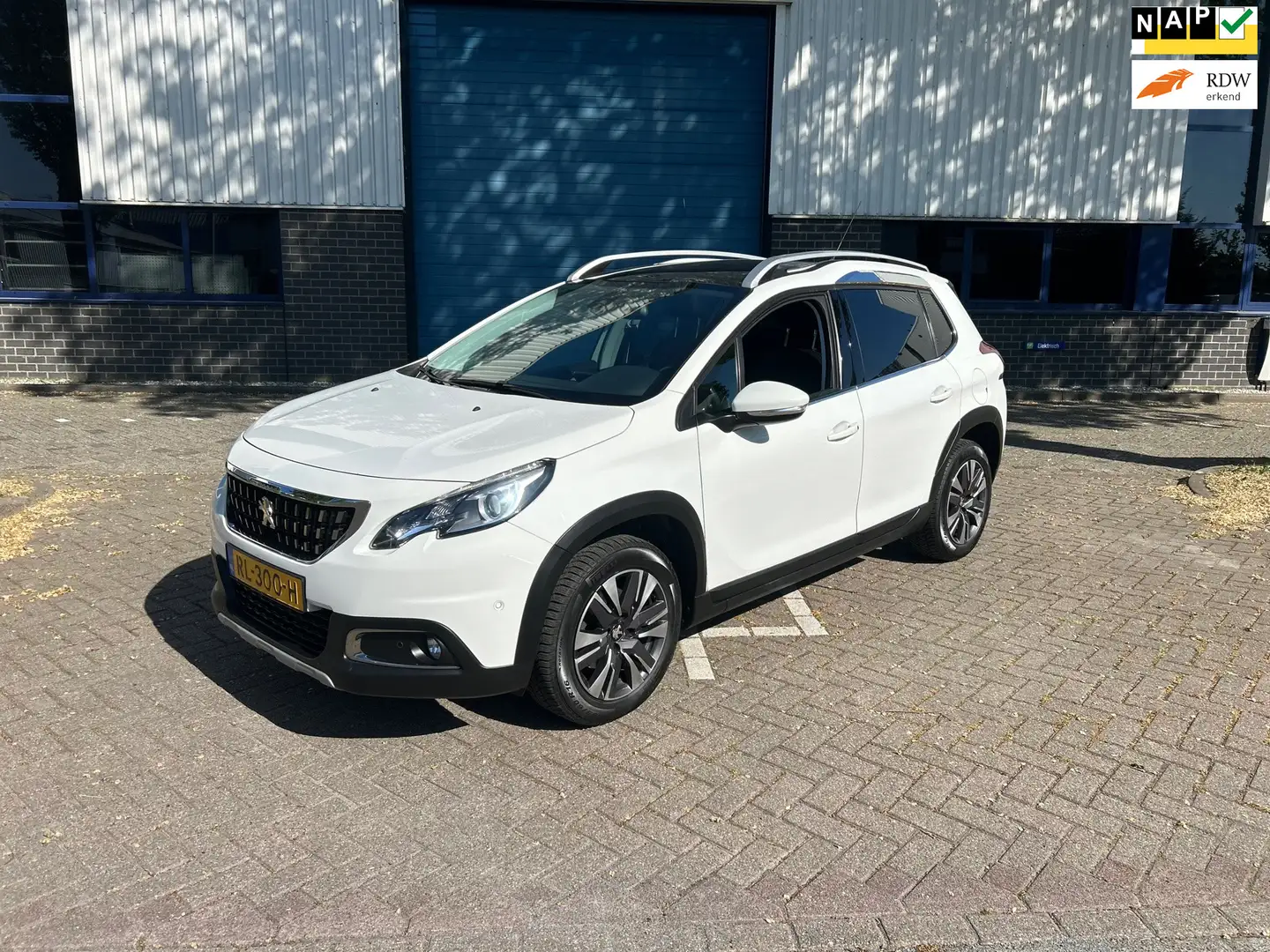 Peugeot 2008 1.2 PureTech *Panorama dak* Wit - 1