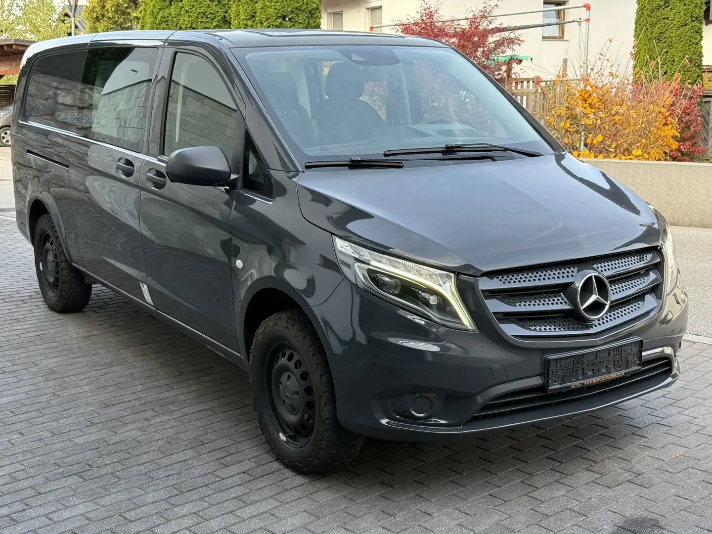 Mercedes-Benz VITO  Automatic  6 Sitzer   4matic Grau - 2