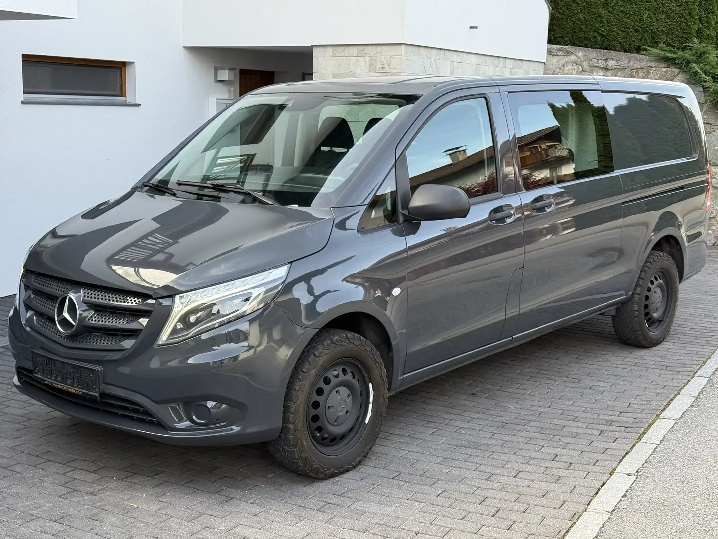 Mercedes-Benz VITO  Automatic  6 Sitzer   4matic Grau - 1