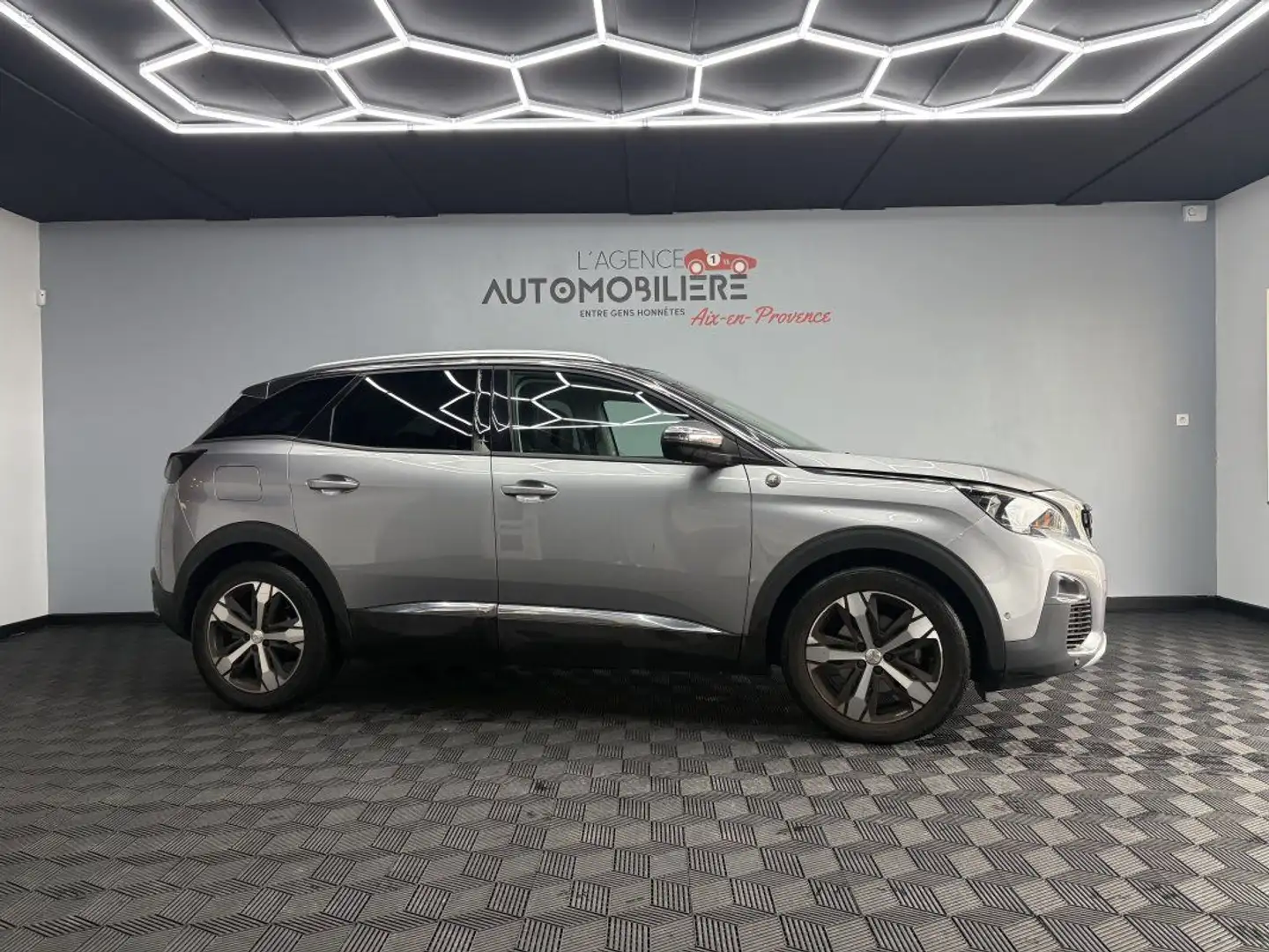 Peugeot 3008 II - 1.6 180 CV EAT8 - FInition CrossWay Grau - 2