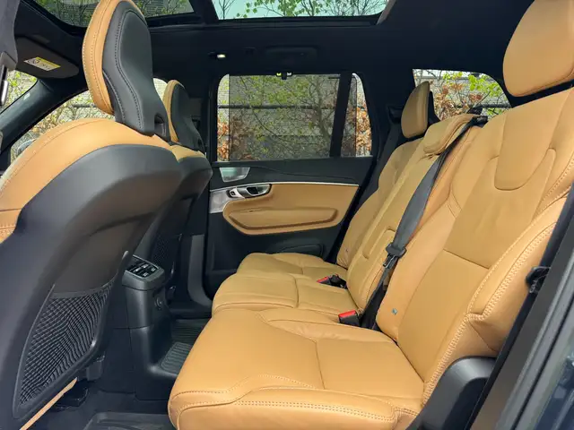 Volvo XC90 view 10