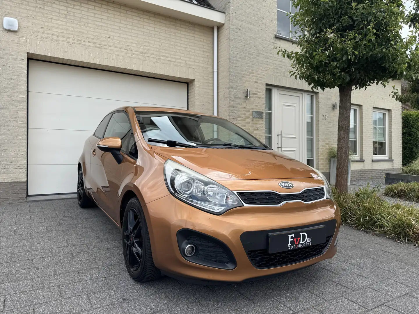Kia Rio 1.2 CVVT Plus Pack Clima CruiseControl Led Pdc Marrón - 1