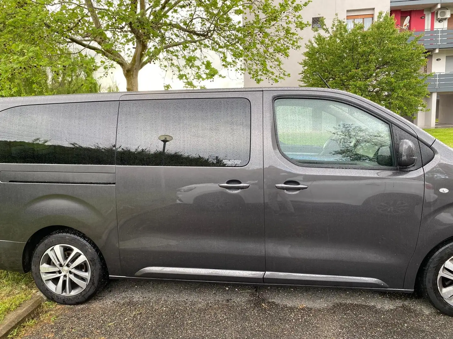 Peugeot Traveller Šedá - 2