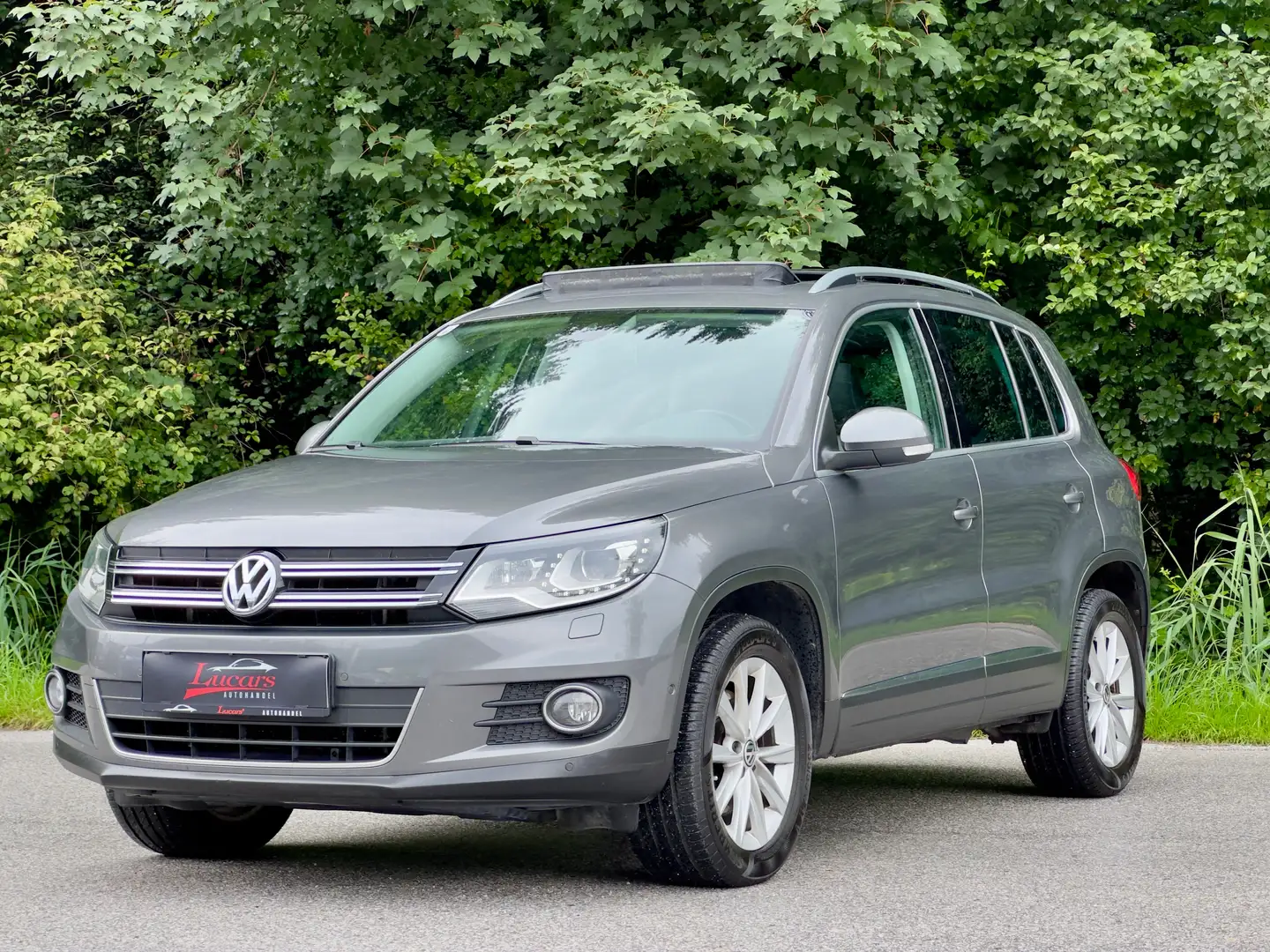 Volkswagen Tiguan Sport  4Motion Sky DSG*AHK*PANORAMA*LEDER*NAVI* Grau - 1