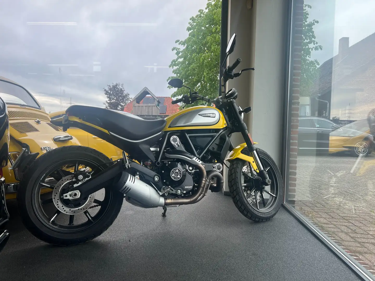 Ducati Scrambler Icon 800 naked bike | yellow/black Jaune - 1