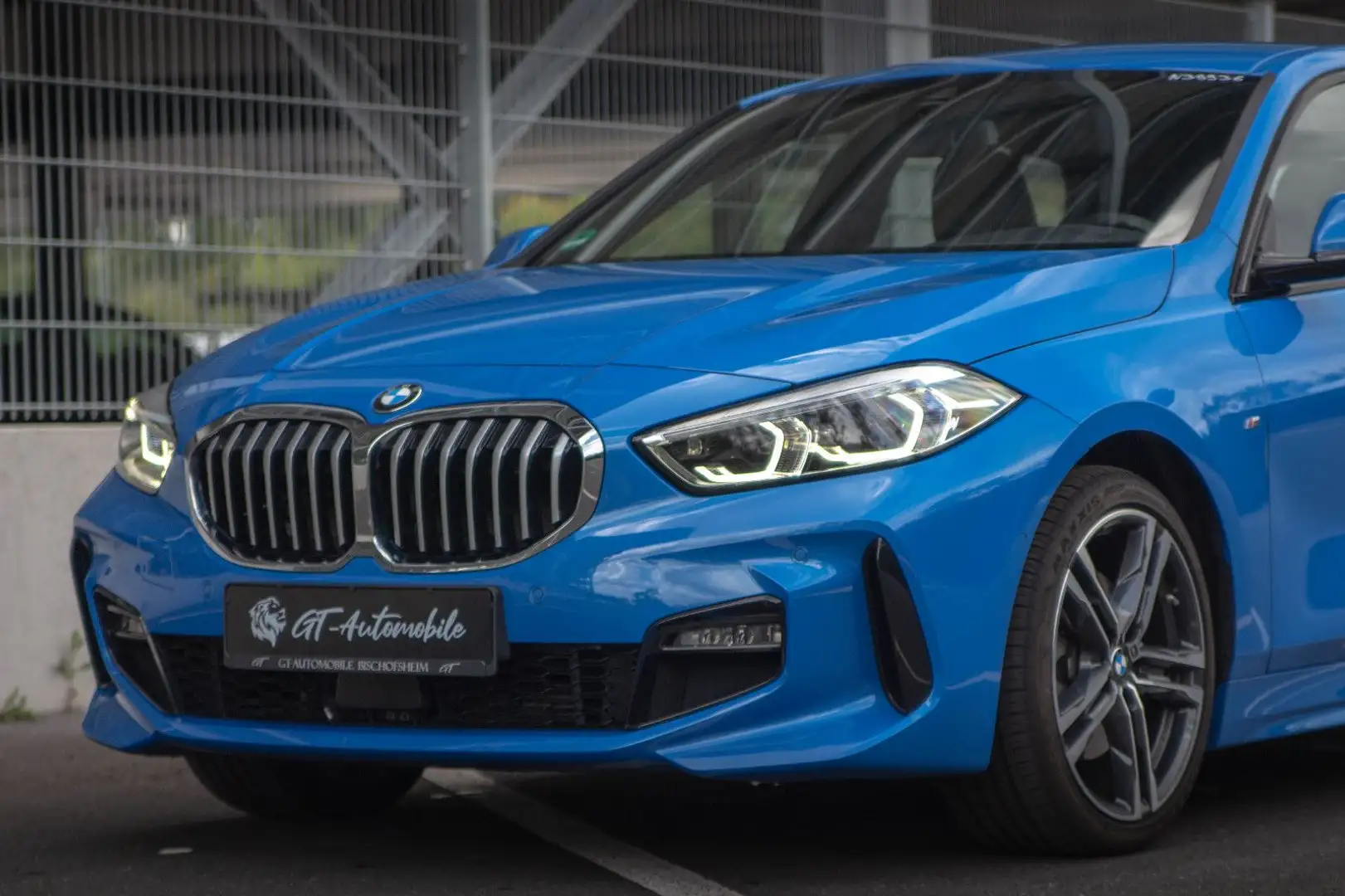 BMW 118 i Lim. *M Sport*HUD*KAM*U-FREI*18"Zoll! Blau - 2