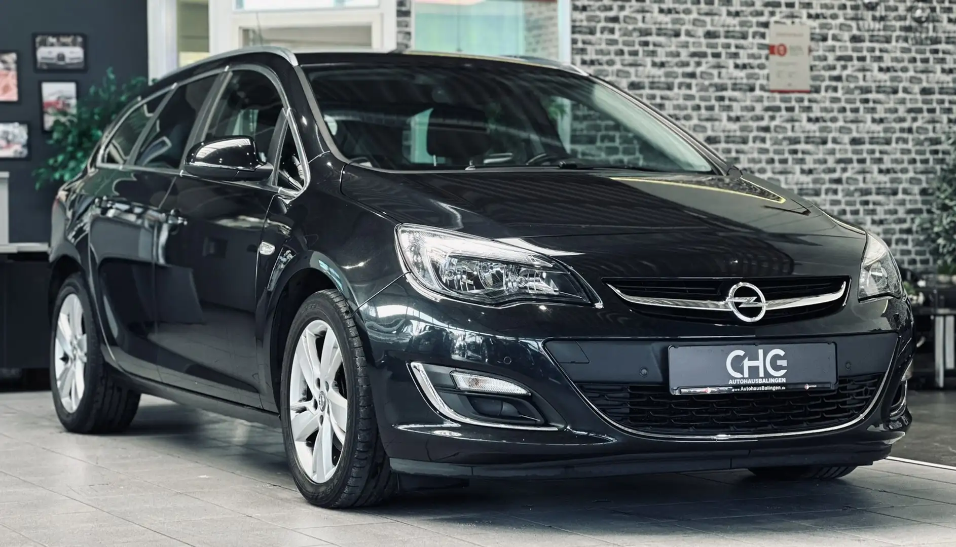 Opel Astra J Sports Tourer SHZ|LHZ|EP-HILFE|TEMPOMAT| Schwarz - 1