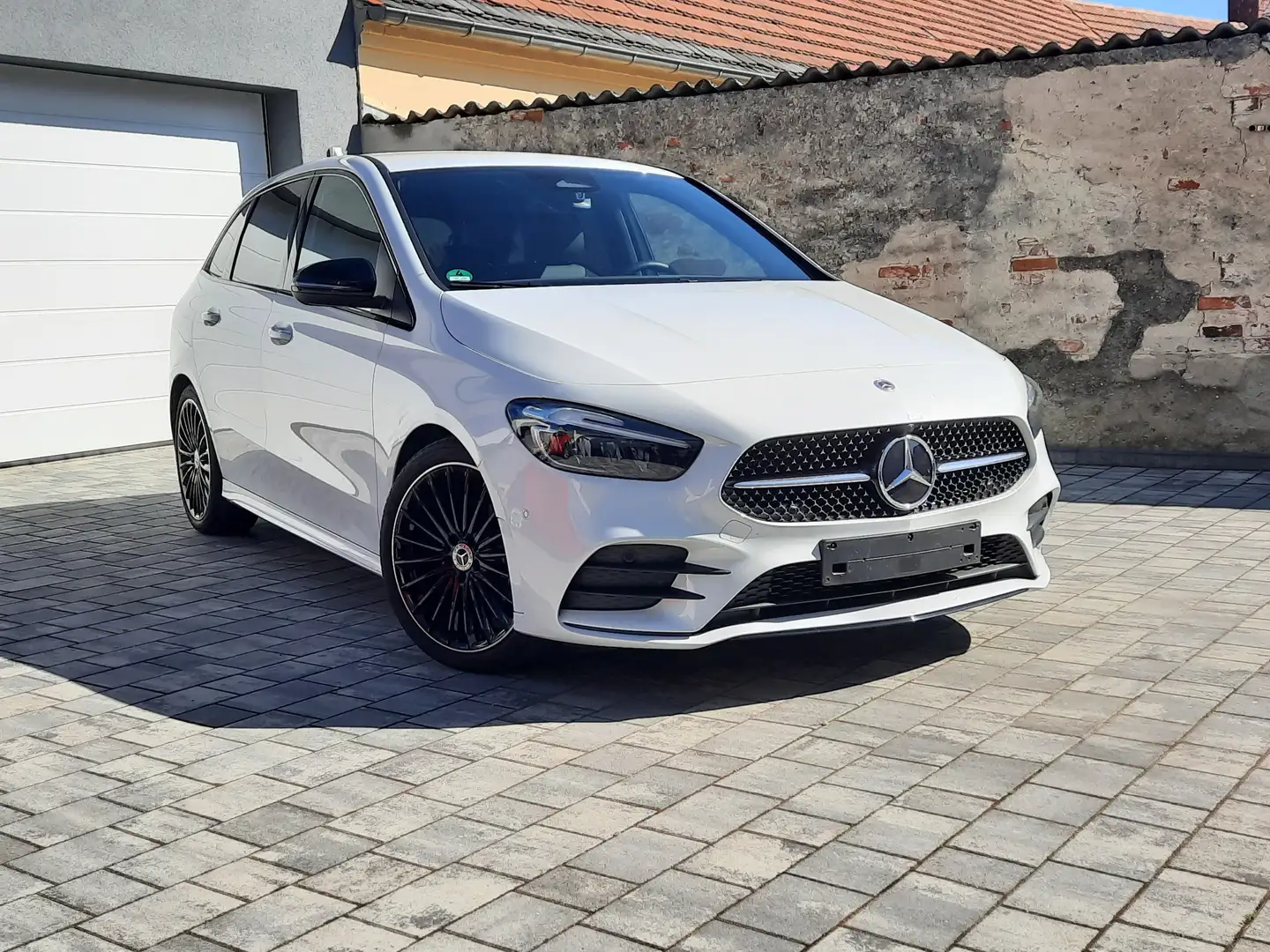Mercedes-Benz B 200 B-Klasse 7G-DCT AMG Line Premium bijela - 1