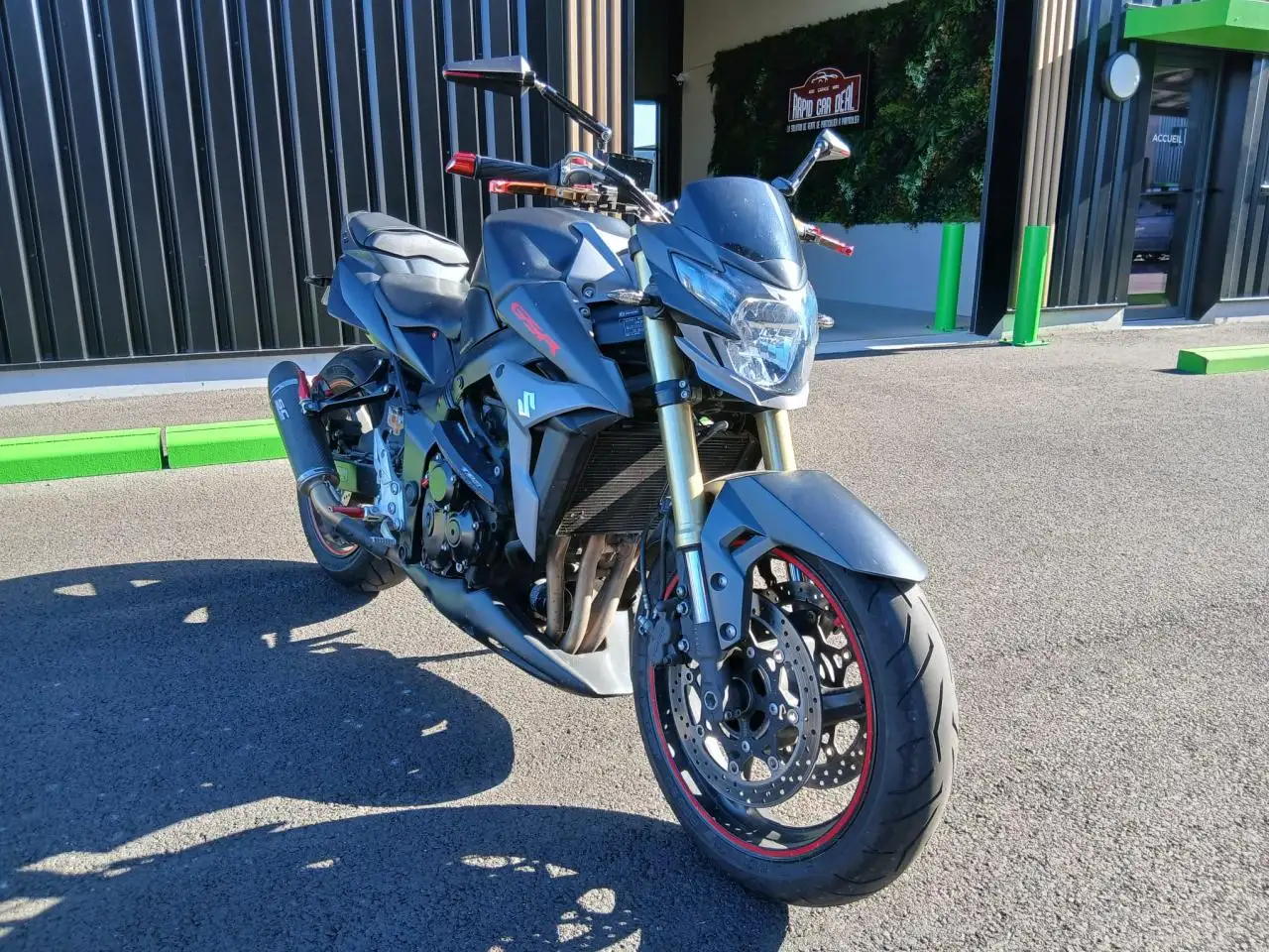 Suzuki GSR 750