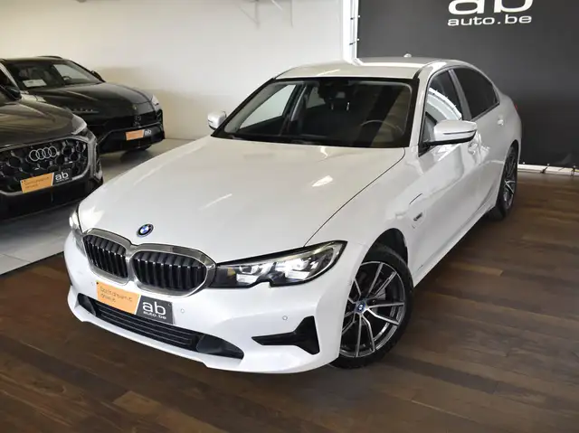 BMW 3 Series view 4
