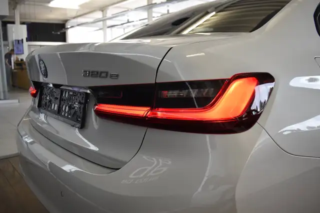 BMW 3 Series view 5