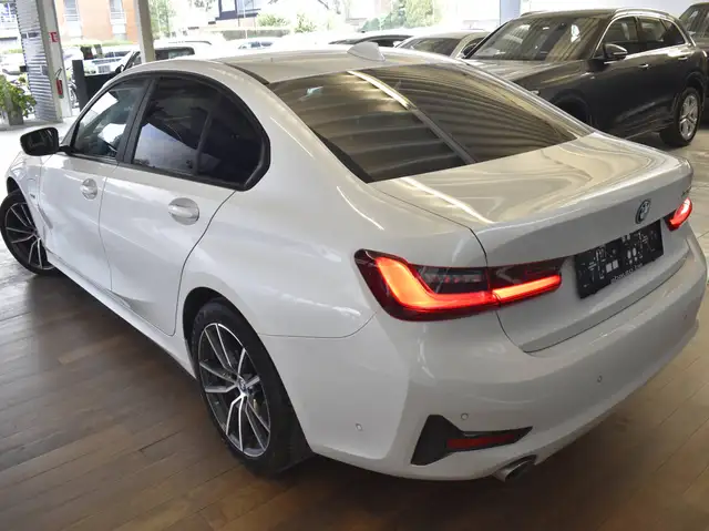 BMW 3 Series view 3