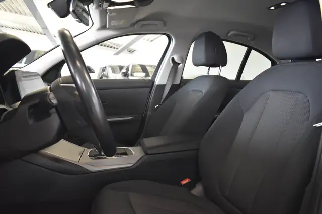 BMW 3 Series view 11