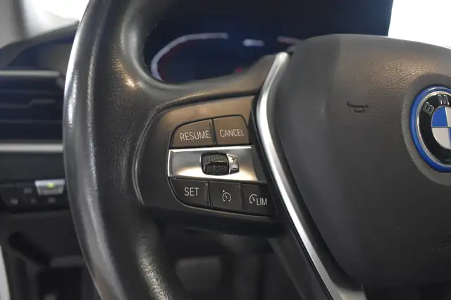 BMW 3 Series view 14