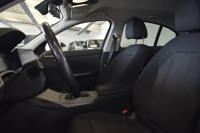 BMW 3 Series view 10