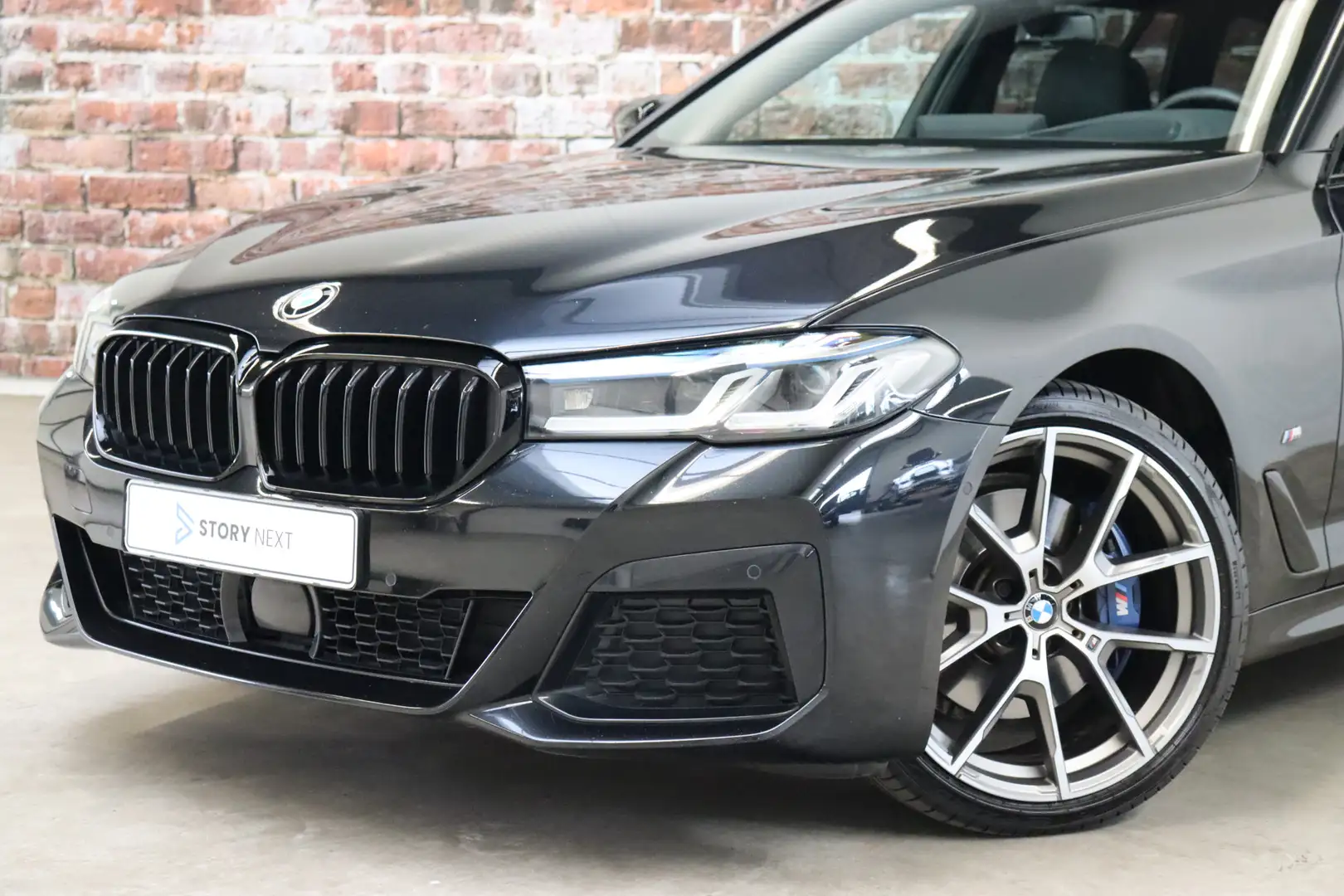 BMW 530 5-serie Touring 530i xDrive High Executive M Sport Zwart - 2