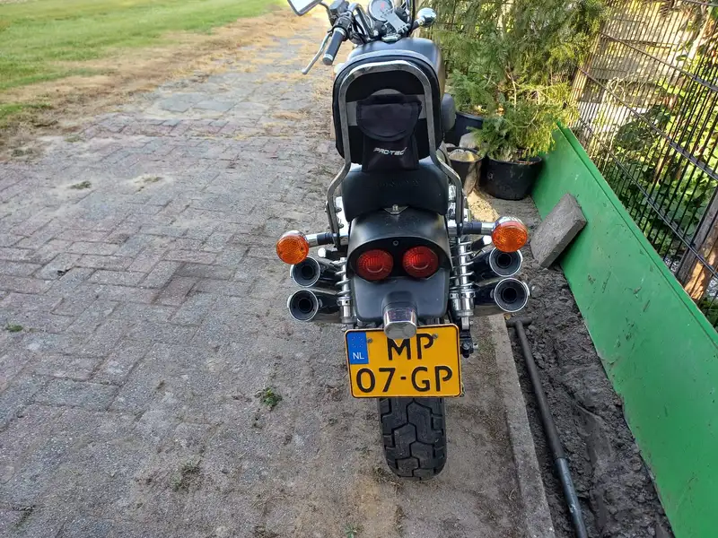 Honda VF 700 - foto 4