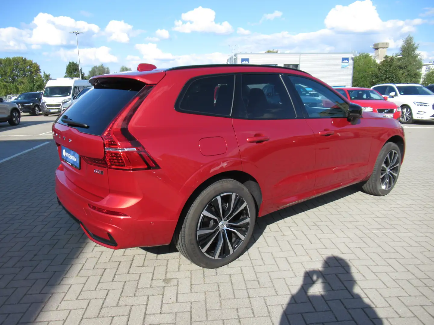 Volvo XC60 B5 AWD Benzin Plus Dark Automatik Rouge - 2