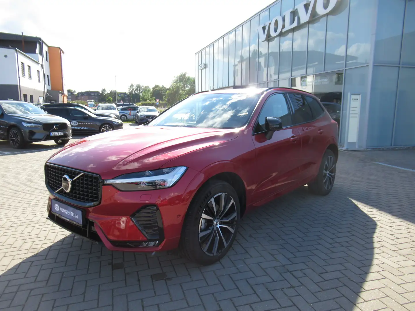Volvo XC60 B5 AWD Benzin Plus Dark Automatik Rot - 1