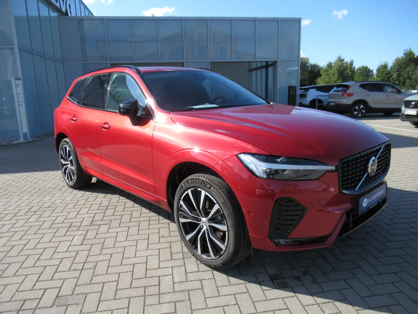 Volvo XC60 B5 AWD Benzin Plus Dark Automatik Rot - 2