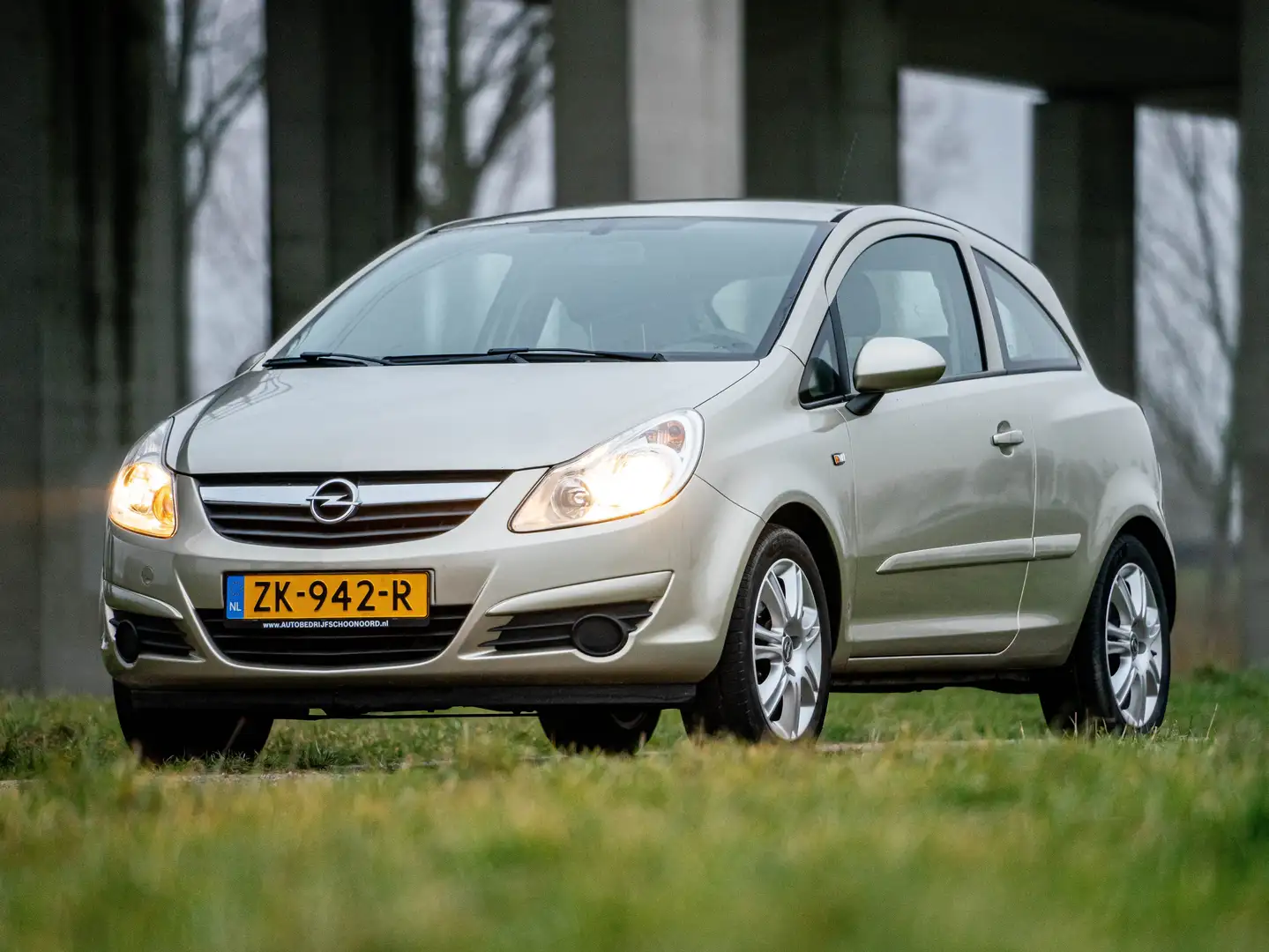 Opel Corsa Corsa+1.4-16V+Enjoy Goud - 1