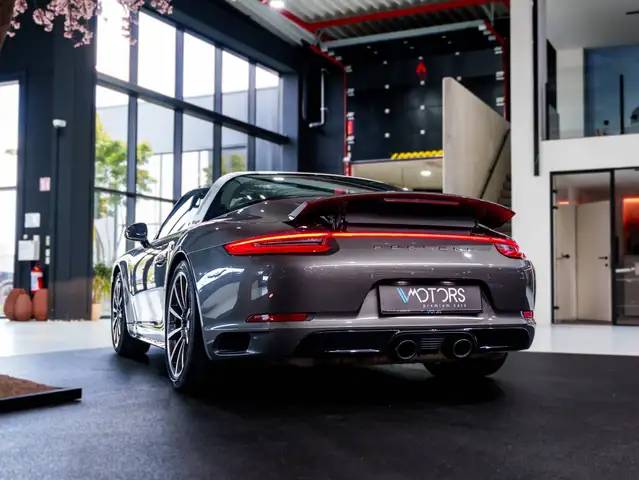 Porsche 911 view 4