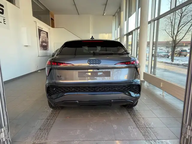 Audi Q3 view 15