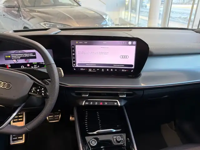 Audi Q3 view 13