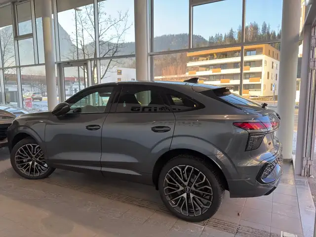 Audi Q3 view 14