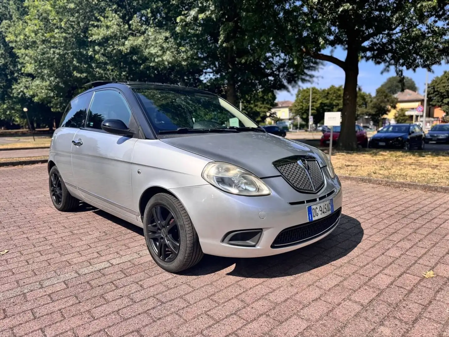Lancia Ypsilon 1.2 8v ModaMilano Grigio - 2